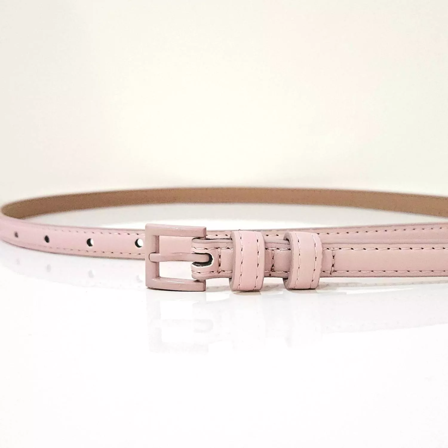 【YZGM羽之共鳴服飾《莫蘭迪序曲》霧面同色系皮帶 (粉/藍色)】  低飽和度的莫蘭迪色系，散發著沉穩且高級的靜謐氣息 霧面同色系釦頭設計，呈現和諧的視覺一致性 簡約卻極具存在感，能輕鬆融入各種色調的穿搭中  ✨ 商品亮點 質感霧面質地，低調奢華 同色系釦頭設計，視覺乾淨簡約 莫蘭迪色調，優雅顯氣質 柔軟帶身，完美貼合身型  穿搭建議： 牛仔褲 / 白色系裙裝 / 棉麻襯衫 / 休閒簡約風  【商品資訊】 顏色：淺粉色/霧藍色 尺寸：102 x 1.3 公分（長x寬） 材質：人造皮革 製造：馬來西亞 Malaysia