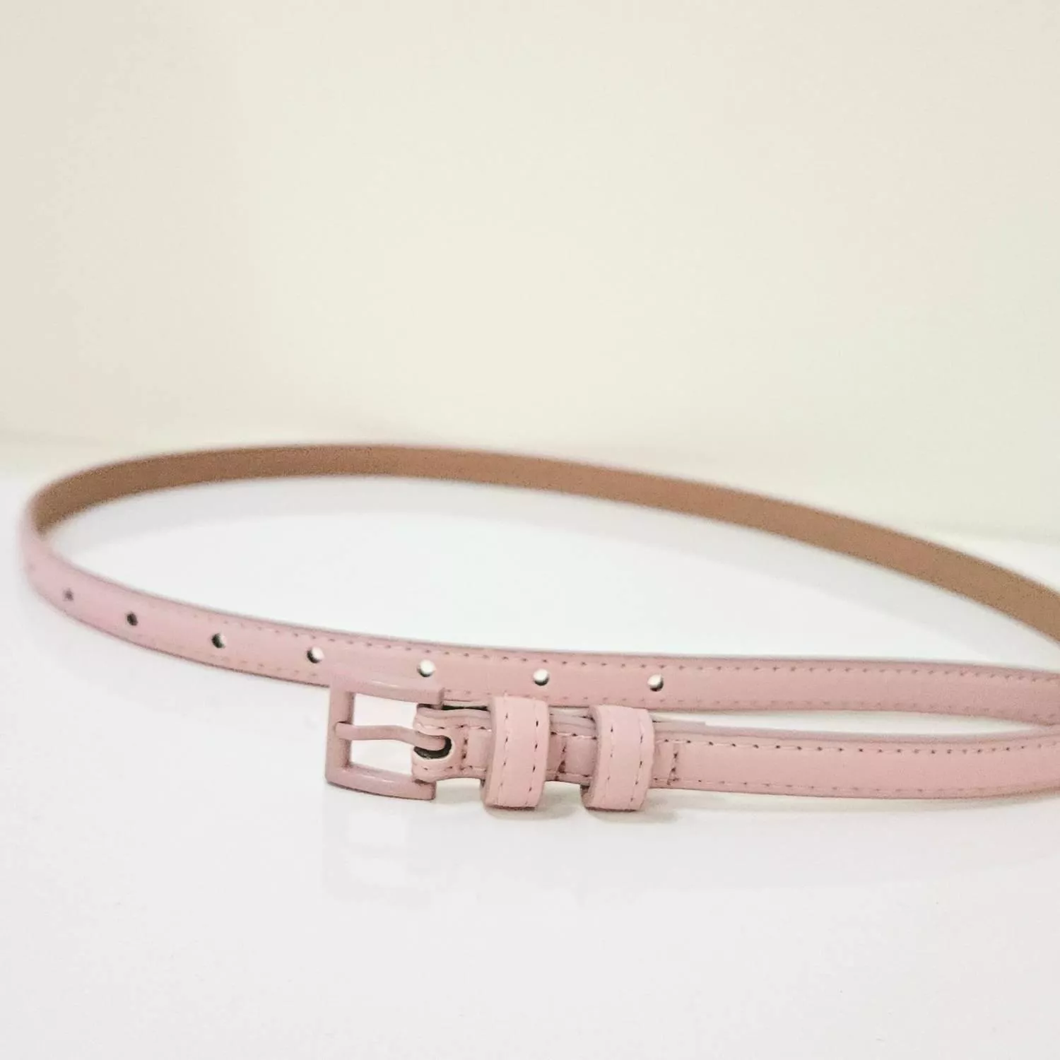 【YZGM羽之共鳴服飾《莫蘭迪序曲》霧面同色系皮帶 (粉/藍色)】  低飽和度的莫蘭迪色系，散發著沉穩且高級的靜謐氣息 霧面同色系釦頭設計，呈現和諧的視覺一致性 簡約卻極具存在感，能輕鬆融入各種色調的穿搭中  ✨ 商品亮點 質感霧面質地，低調奢華 同色系釦頭設計，視覺乾淨簡約 莫蘭迪色調，優雅顯氣質 柔軟帶身，完美貼合身型  穿搭建議： 牛仔褲 / 白色系裙裝 / 棉麻襯衫 / 休閒簡約風  【商品資訊】 顏色：淺粉色/霧藍色 尺寸：102 x 1.3 公分（長x寬） 材質：人造皮革 製造：馬來西亞 Malaysia