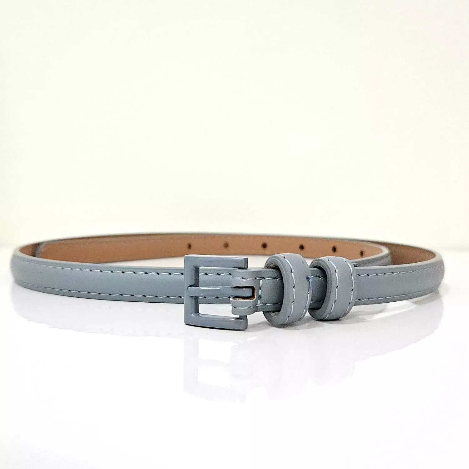 【YZGM羽之共鳴服飾《莫蘭迪序曲》霧面同色系皮帶 (粉/藍色)】  低飽和度的莫蘭迪色系，散發著沉穩且高級的靜謐氣息 霧面同色系釦頭設計，呈現和諧的視覺一致性 簡約卻極具存在感，能輕鬆融入各種色調的穿搭中  ✨ 商品亮點 質感霧面質地，低調奢華 同色系釦頭設計，視覺乾淨簡約 莫蘭迪色調，優雅顯氣質 柔軟帶身，完美貼合身型  穿搭建議： 牛仔褲 / 白色系裙裝 / 棉麻襯衫 / 休閒簡約風  【商品資訊】 顏色：淺粉色/霧藍色 尺寸：102 x 1.3 公分（長x寬） 材質：人造皮革 製造：馬來西亞 Malaysia