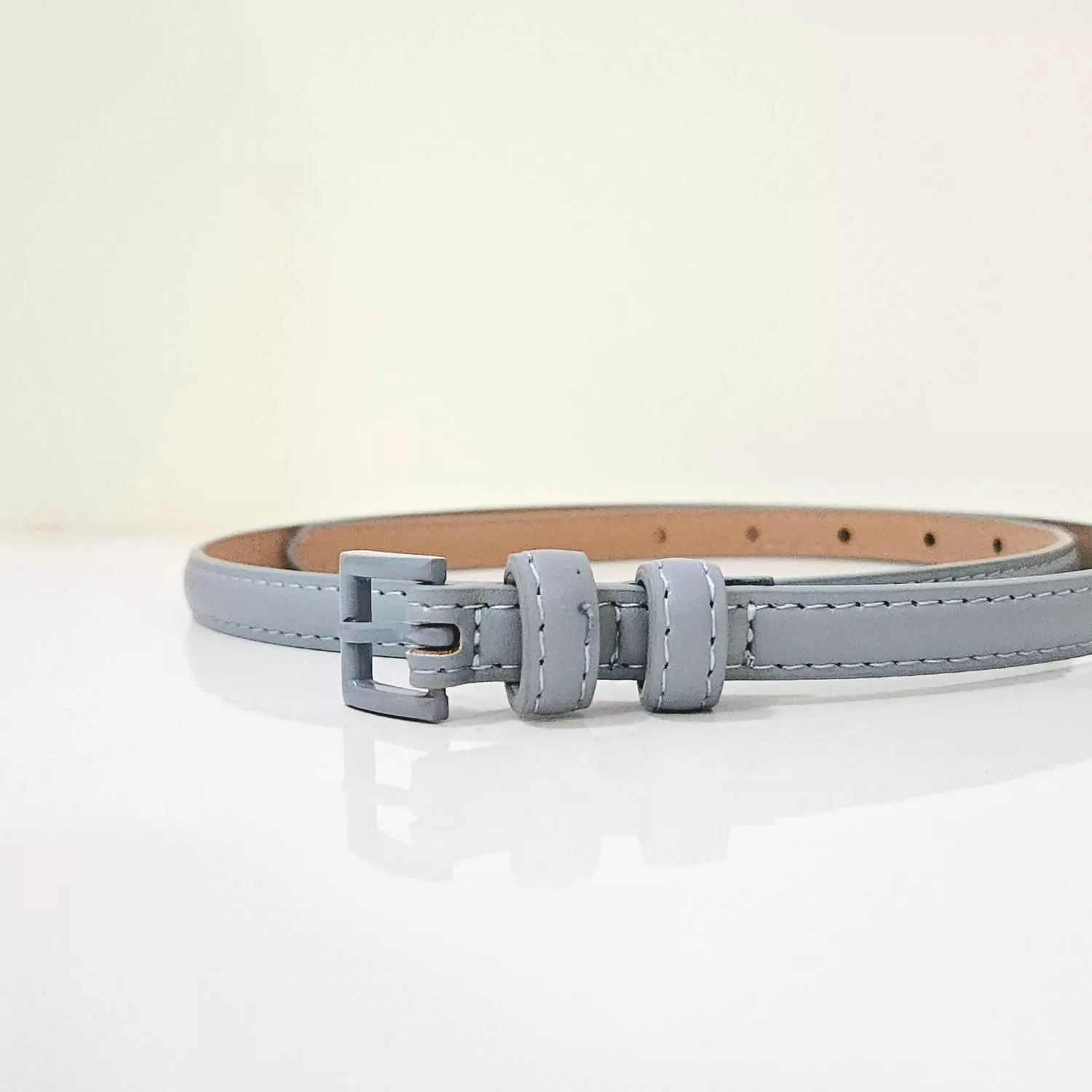 【YZGM羽之共鳴服飾《莫蘭迪序曲》霧面同色系皮帶 (粉/藍色)】  低飽和度的莫蘭迪色系，散發著沉穩且高級的靜謐氣息 霧面同色系釦頭設計，呈現和諧的視覺一致性 簡約卻極具存在感，能輕鬆融入各種色調的穿搭中  ✨ 商品亮點 質感霧面質地，低調奢華 同色系釦頭設計，視覺乾淨簡約 莫蘭迪色調，優雅顯氣質 柔軟帶身，完美貼合身型  穿搭建議： 牛仔褲 / 白色系裙裝 / 棉麻襯衫 / 休閒簡約風  【商品資訊】 顏色：淺粉色/霧藍色 尺寸：102 x 1.3 公分（長x寬） 材質：人造皮革 製造：馬來西亞 Malaysia