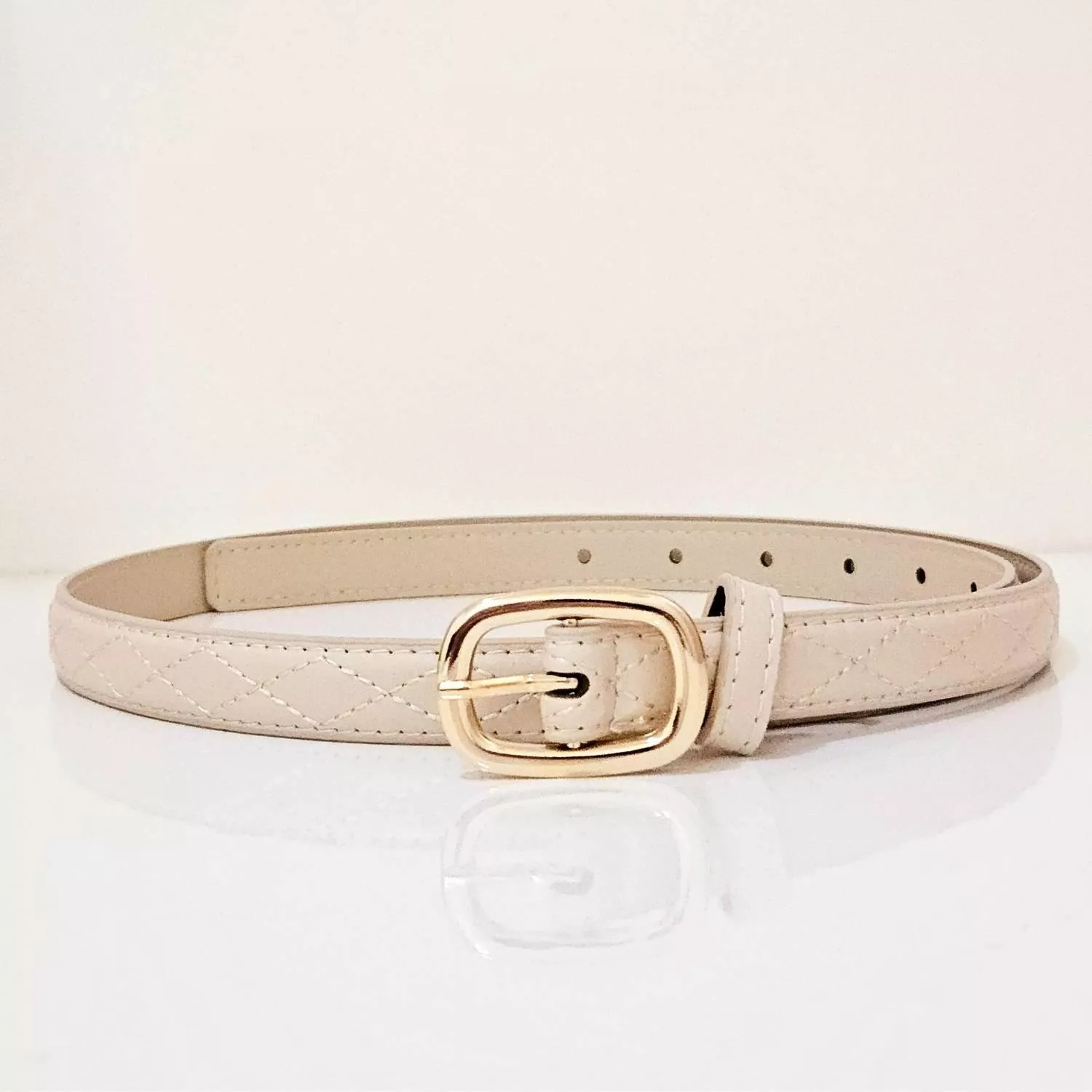 【YZGM羽之共鳴服飾《奶茶格紋》金屬圓釦菱格腰帶 (深奶茶色/淺奶茶色)】  溫潤的奶茶色調揉合優雅的菱格壓紋，在光影下呈現細膩的立體層次 精緻的金色圓釦圓潤大方，讓日常穿搭瞬間充滿精緻細節  ✨ 商品亮點 菱格壓紋工藝，質感加倍 溫柔奶茶色，與大地色系完美融合 圓潤金屬釦環，柔化腰線視覺 顯瘦度極佳的細帶設計  穿搭建議： 格紋西裝外套 / 毛呢裙 / 復古洋裝 / 法式浪漫風  【商品資訊】 顏色：深奶茶色/淺奶茶色 尺寸：106.6 x 1.8 公分（長x寬） 材質：人造皮革 製造：馬來西亞 Malaysia