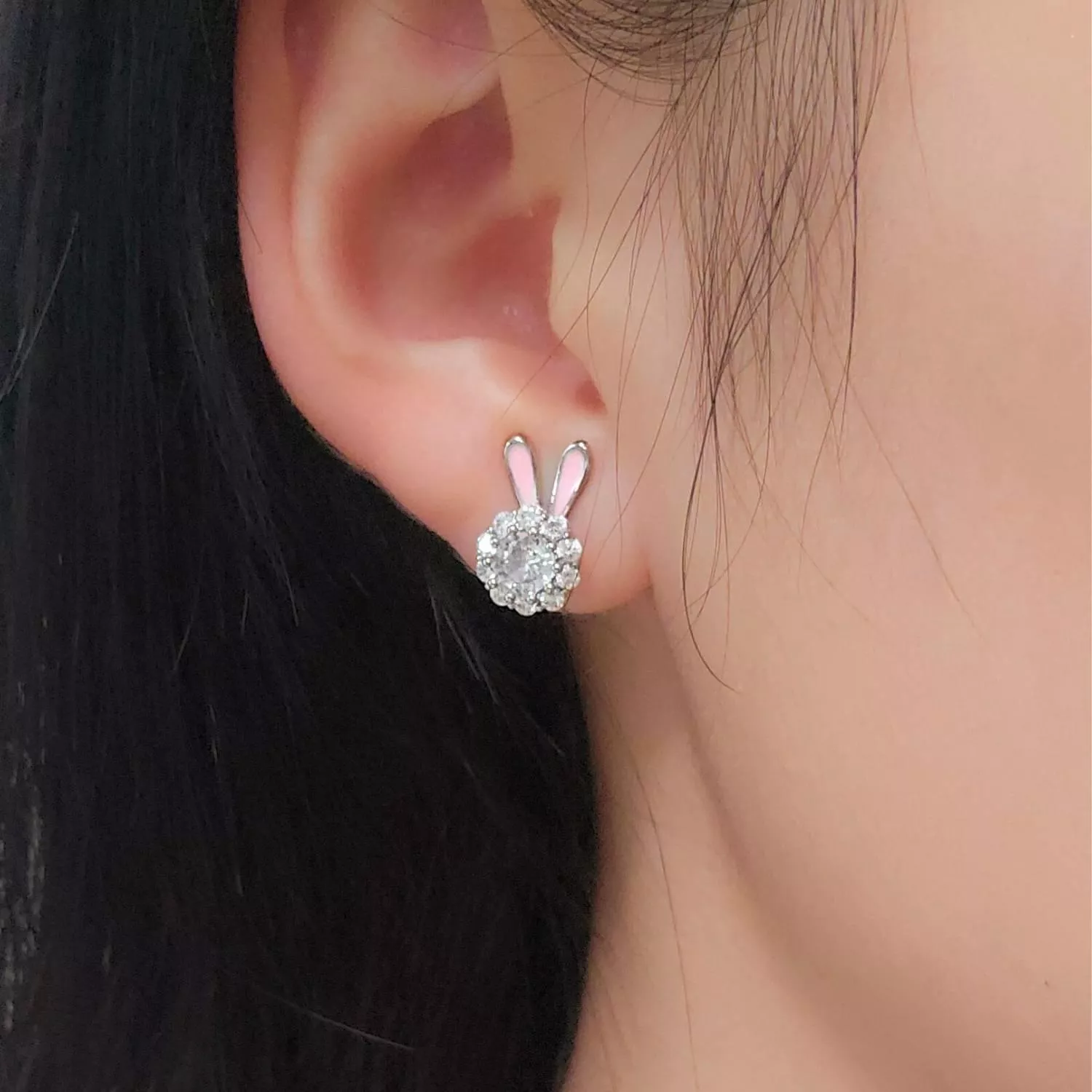 晶瑩剔透的大顆鋯石被一圈細鑽簇擁 上方躍出一雙俏皮的粉色兔耳 閃爍著靈動而華麗的光澤 讓舉手投足間充滿驚喜感  ✨ 商品亮點 立體粉色兔耳，甜美度爆表 滿鑽圍繞設計，極致閃耀 可旋轉的鋯石水鑽，更加靈動可愛 輕量化設計，長時間佩戴無負擔  穿搭建議： 露肩上衣 / 甜美公主風 / 派對聚會 / 俏皮雙馬尾  【商品資訊】 ．耳夾材質 ：低敏S925銀 ．商品材質 ：鋯石(蘇聯鑽) ．Size 尺寸 ：1.4 x 0.8cm ．一對販售