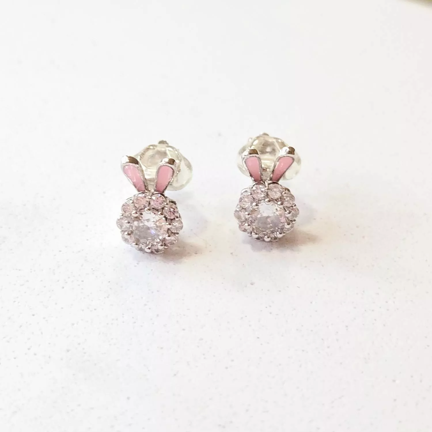 晶瑩剔透的大顆鋯石被一圈細鑽簇擁 上方躍出一雙俏皮的粉色兔耳 閃爍著靈動而華麗的光澤 讓舉手投足間充滿驚喜感  ✨ 商品亮點 立體粉色兔耳，甜美度爆表 滿鑽圍繞設計，極致閃耀 可旋轉的鋯石水鑽，更加靈動可愛 輕量化設計，長時間佩戴無負擔  穿搭建議： 露肩上衣 / 甜美公主風 / 派對聚會 / 俏皮雙馬尾  【商品資訊】 ．耳夾材質 ：低敏S925銀 ．商品材質 ：鋯石(蘇聯鑽) ．Size 尺寸 ：1.4 x 0.8cm ．一對販售