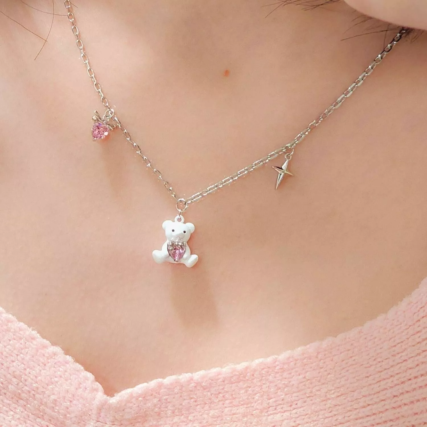 潔白瑩潤的小熊懷抱著一顆粉色璀璨愛心 像是守護著心底最純真的夢想 細緻的銀色鍊條搭配點綴的星芒與墜飾 在頸間閃耀著動人的純真光芒  ✨ 商品亮點 立體小熊造型，俏皮可愛 粉色心形主石，閃耀立體光澤 精緻吊墜裝飾，層次豐富 抗氧化電鍍，佩戴舒適  穿搭建議： 圓領T恤 / 甜美洋裝 / 針織衫 / 閨蜜穿搭 / 慶生約會  【商品資訊】 ．鍊條材質 ：低敏S925銀 ．商品材質 ：鋯石(蘇聯鑽) ．Size 尺寸 ：56 cm (外加延長鏈4cm)