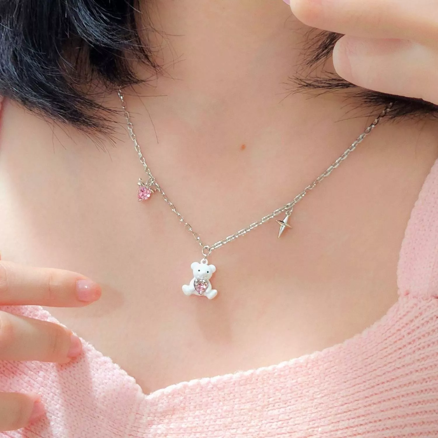 潔白瑩潤的小熊懷抱著一顆粉色璀璨愛心 像是守護著心底最純真的夢想 細緻的銀色鍊條搭配點綴的星芒與墜飾 在頸間閃耀著動人的純真光芒  ✨ 商品亮點 立體小熊造型，俏皮可愛 粉色心形主石，閃耀立體光澤 精緻吊墜裝飾，層次豐富 抗氧化電鍍，佩戴舒適  穿搭建議： 圓領T恤 / 甜美洋裝 / 針織衫 / 閨蜜穿搭 / 慶生約會  【商品資訊】 ．鍊條材質 ：低敏S925銀 ．商品材質 ：鋯石(蘇聯鑽) ．Size 尺寸 ：56 cm (外加延長鏈4cm)