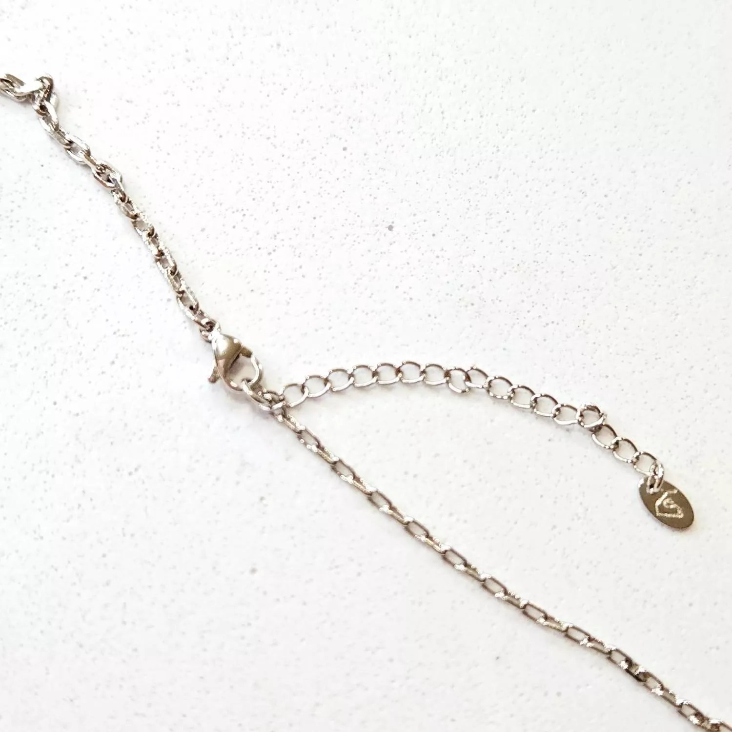 潔白瑩潤的小熊懷抱著一顆粉色璀璨愛心 像是守護著心底最純真的夢想 細緻的銀色鍊條搭配點綴的星芒與墜飾 在頸間閃耀著動人的純真光芒  ✨ 商品亮點 立體小熊造型，俏皮可愛 粉色心形主石，閃耀立體光澤 精緻吊墜裝飾，層次豐富 抗氧化電鍍，佩戴舒適  穿搭建議： 圓領T恤 / 甜美洋裝 / 針織衫 / 閨蜜穿搭 / 慶生約會  【商品資訊】 ．鍊條材質 ：低敏S925銀 ．商品材質 ：鋯石(蘇聯鑽) ．Size 尺寸 ：56 cm (外加延長鏈4cm)