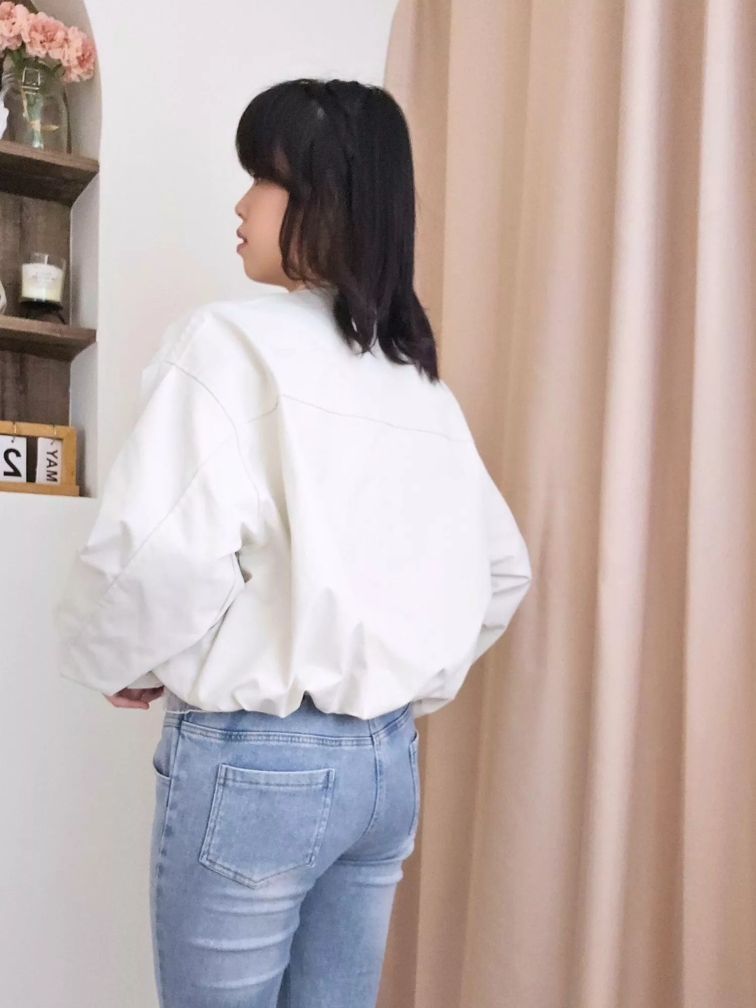 像早晨盛開的第一朵花苞，輕盈又自然。 短板＋花苞袖型設計俏皮優雅，搭高腰裙褲比例超好。 立體剪裁讓身形更有精神，是小個子神推的款式。 一件就能把穿搭變得更可愛又有質感。  ✨ 商品亮點 ・花苞下擺設計超加分 ・短版顯高、比例好 ・布料挺度佳、不卡肩 ・文青系與甜美系都能駕馭  👜 適合場合 拍照 / 約會 / 出遊逛街 / 姐妹聚餐 / 通勤  圖片示範穿搭：  內搭：《冬露綻光》蕾絲透膚加絨打底上衣 貨號SJ251101 下裝：破曉年華 - 淺藍牛仔喇叭褲 貨號SP250804