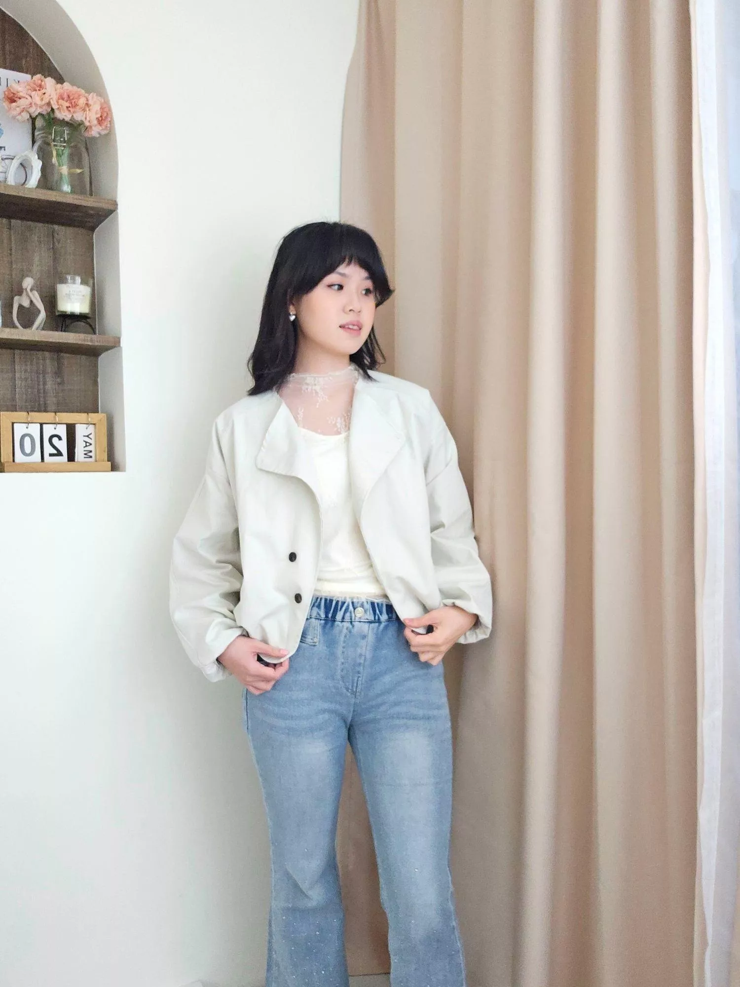 像早晨盛開的第一朵花苞，輕盈又自然。 短板＋花苞袖型設計俏皮優雅，搭高腰裙褲比例超好。 立體剪裁讓身形更有精神，是小個子神推的款式。 一件就能把穿搭變得更可愛又有質感。  ✨ 商品亮點 ・花苞下擺設計超加分 ・短版顯高、比例好 ・布料挺度佳、不卡肩 ・文青系與甜美系都能駕馭  👜 適合場合 拍照 / 約會 / 出遊逛街 / 姐妹聚餐 / 通勤  圖片示範穿搭：  內搭：《冬露綻光》蕾絲透膚加絨打底上衣 貨號SJ251101 下裝：破曉年華 - 淺藍牛仔喇叭褲 貨號SP250804