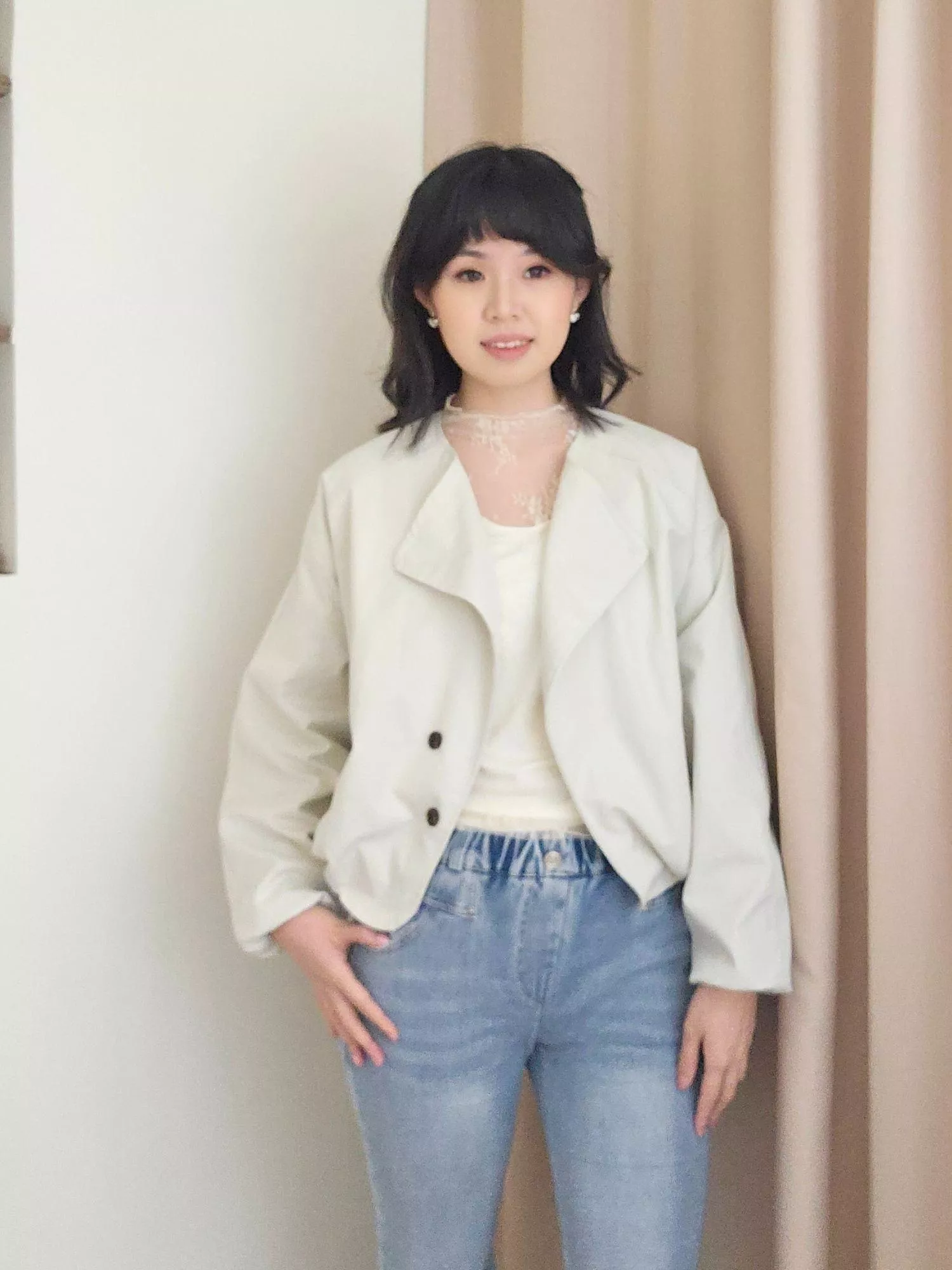 像早晨盛開的第一朵花苞，輕盈又自然。 短板＋花苞袖型設計俏皮優雅，搭高腰裙褲比例超好。 立體剪裁讓身形更有精神，是小個子神推的款式。 一件就能把穿搭變得更可愛又有質感。  ✨ 商品亮點 ・花苞下擺設計超加分 ・短版顯高、比例好 ・布料挺度佳、不卡肩 ・文青系與甜美系都能駕馭  👜 適合場合 拍照 / 約會 / 出遊逛街 / 姐妹聚餐 / 通勤  圖片示範穿搭：  內搭：《冬露綻光》蕾絲透膚加絨打底上衣 貨號SJ251101 下裝：破曉年華 - 淺藍牛仔喇叭褲 貨號SP250804