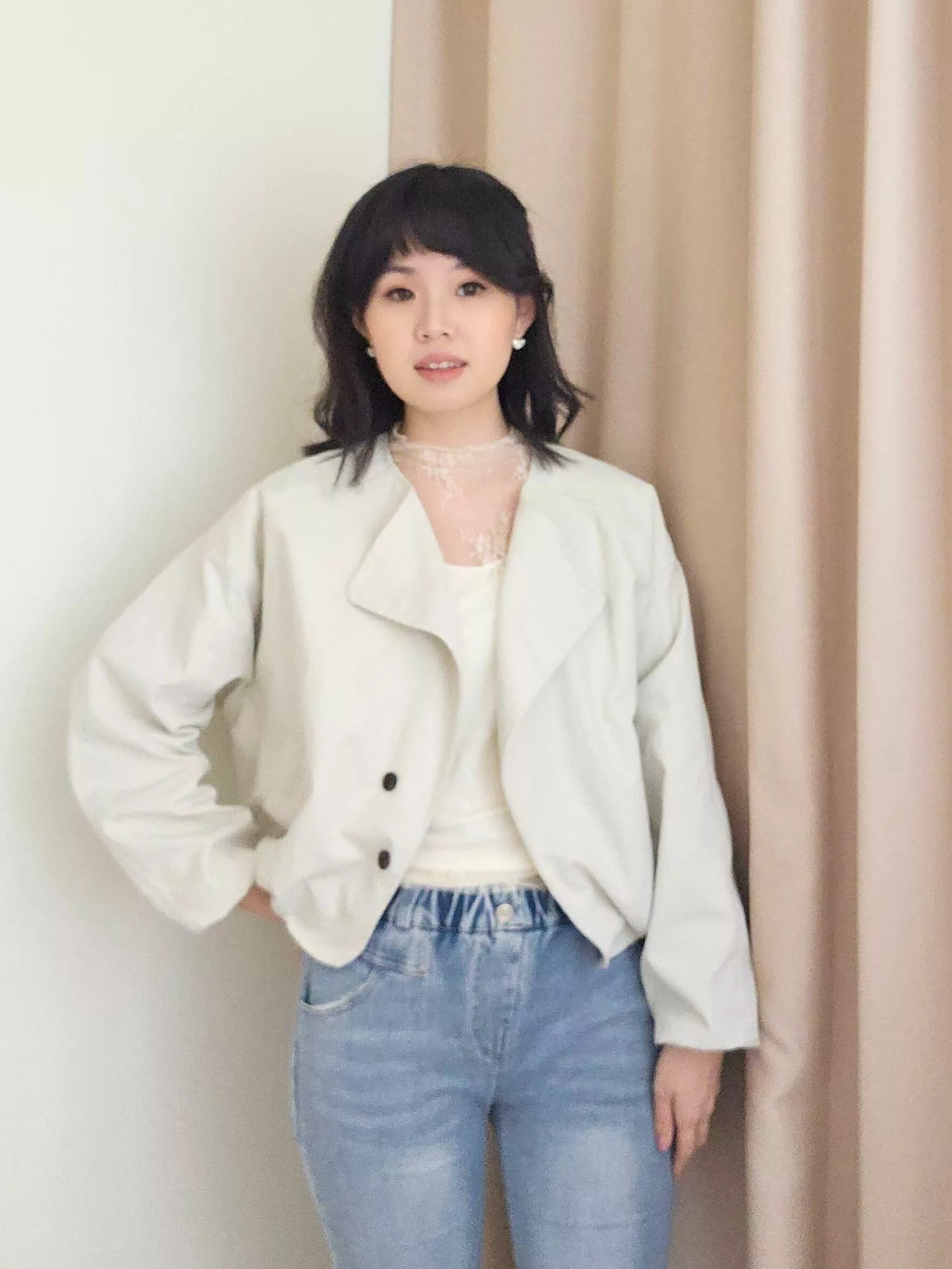 像早晨盛開的第一朵花苞，輕盈又自然。 短板＋花苞袖型設計俏皮優雅，搭高腰裙褲比例超好。 立體剪裁讓身形更有精神，是小個子神推的款式。 一件就能把穿搭變得更可愛又有質感。  ✨ 商品亮點 ・花苞下擺設計超加分 ・短版顯高、比例好 ・布料挺度佳、不卡肩 ・文青系與甜美系都能駕馭  👜 適合場合 拍照 / 約會 / 出遊逛街 / 姐妹聚餐 / 通勤  圖片示範穿搭：  內搭：《冬露綻光》蕾絲透膚加絨打底上衣 貨號SJ251101 下裝：破曉年華 - 淺藍牛仔喇叭褲 貨號SP250804