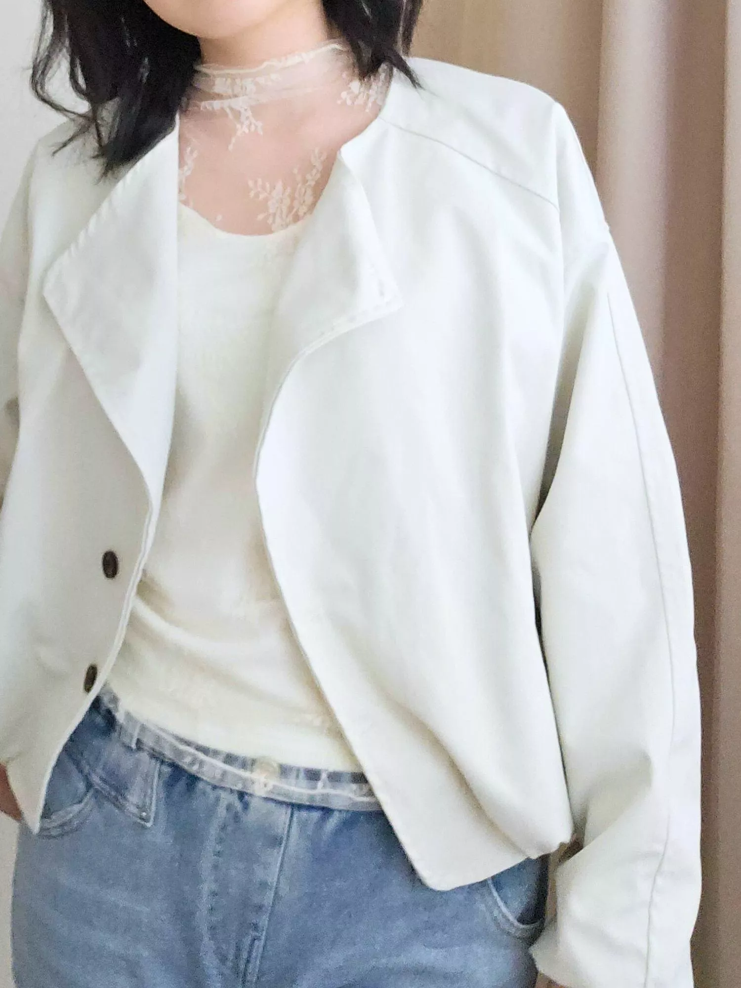 像早晨盛開的第一朵花苞，輕盈又自然。 短板＋花苞袖型設計俏皮優雅，搭高腰裙褲比例超好。 立體剪裁讓身形更有精神，是小個子神推的款式。 一件就能把穿搭變得更可愛又有質感。  ✨ 商品亮點 ・花苞下擺設計超加分 ・短版顯高、比例好 ・布料挺度佳、不卡肩 ・文青系與甜美系都能駕馭  👜 適合場合 拍照 / 約會 / 出遊逛街 / 姐妹聚餐 / 通勤  圖片示範穿搭：  內搭：《冬露綻光》蕾絲透膚加絨打底上衣 貨號SJ251101 下裝：破曉年華 - 淺藍牛仔喇叭褲 貨號SP250804