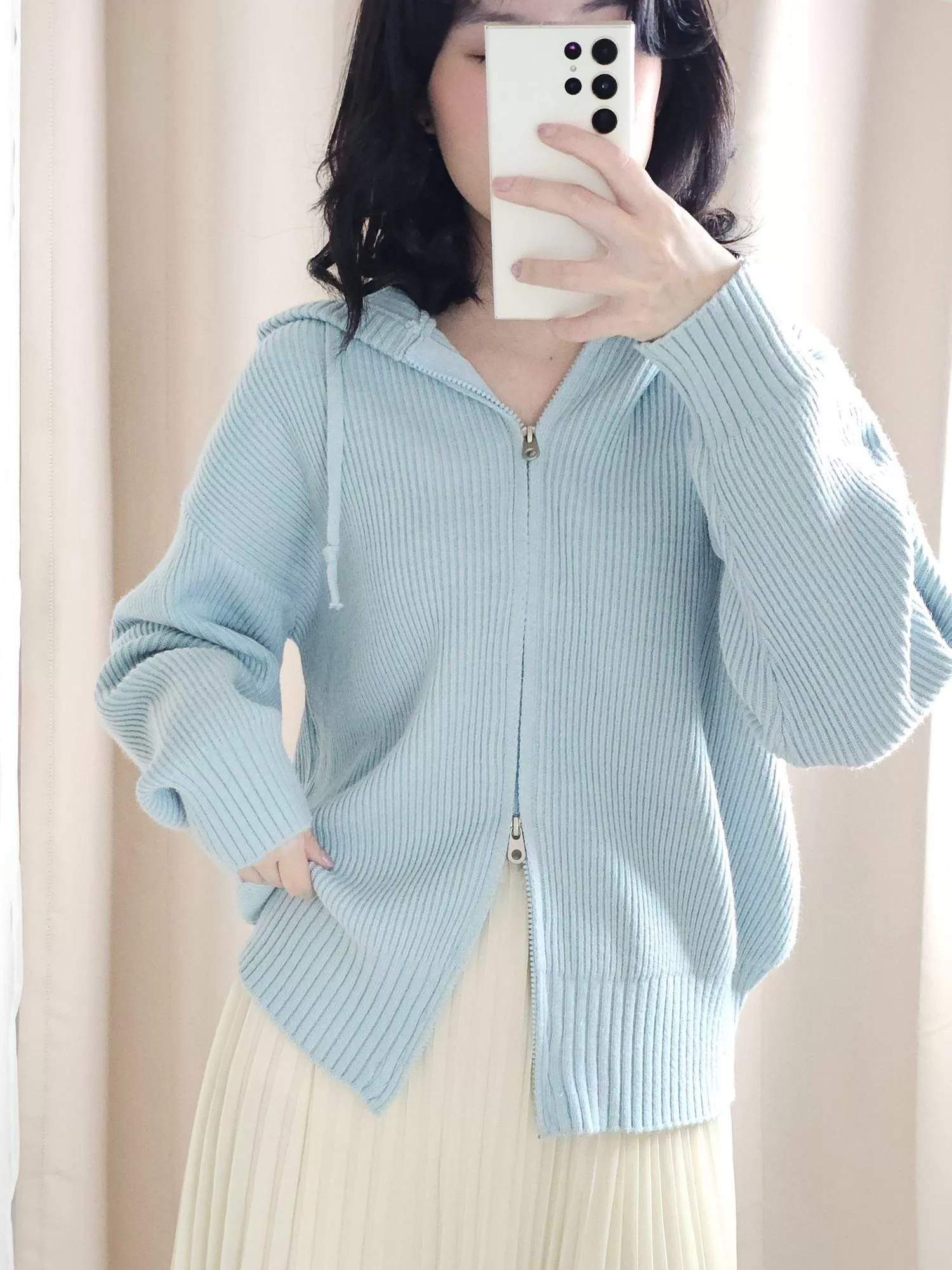 像晴天裡的柔藍空氣，輕鬆又舒服。 雙拉鍊設計實穿又百搭，搭牛仔褲超乾淨俐落。 寬鬆剪裁更顯自在，厚薄度適中四季都能穿。 是喜歡舒適感穿搭的人會一穿愛上的藍色外套。  ✨ 商品亮點 ・雙拉鍊造型多變 ・清新藍色超顯白 ・休閒感強、好搭不挑下身 ・厚薄適中、實穿耐看  👜 適合場合 通勤 / 學校 / 週末出遊 / 咖啡店 / 運動休閒  圖片示範穿搭：  下裝：呢喃月色-百褶雪紡長裙 貨號SST250813