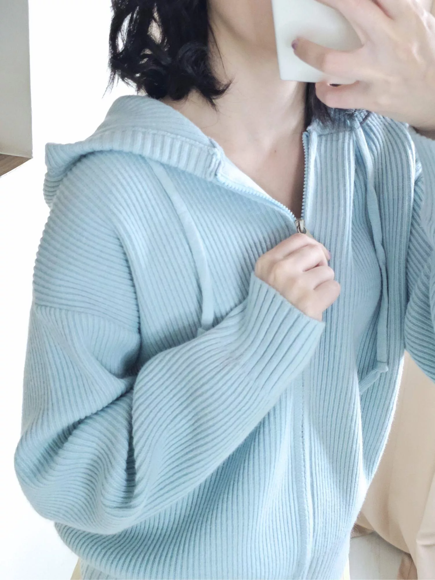 像晴天裡的柔藍空氣，輕鬆又舒服。 雙拉鍊設計實穿又百搭，搭牛仔褲超乾淨俐落。 寬鬆剪裁更顯自在，厚薄度適中四季都能穿。 是喜歡舒適感穿搭的人會一穿愛上的藍色外套。  ✨ 商品亮點 ・雙拉鍊造型多變 ・清新藍色超顯白 ・休閒感強、好搭不挑下身 ・厚薄適中、實穿耐看  👜 適合場合 通勤 / 學校 / 週末出遊 / 咖啡店 / 運動休閒  圖片示範穿搭：  下裝：呢喃月色-百褶雪紡長裙 貨號SST250813