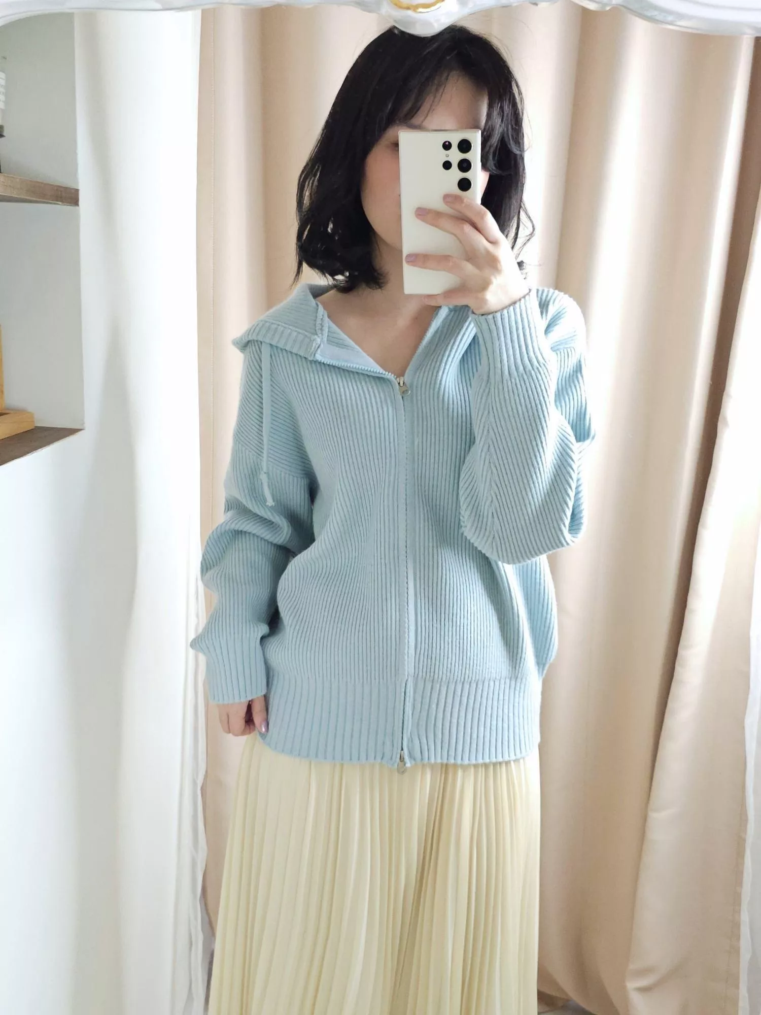 像晴天裡的柔藍空氣，輕鬆又舒服。 雙拉鍊設計實穿又百搭，搭牛仔褲超乾淨俐落。 寬鬆剪裁更顯自在，厚薄度適中四季都能穿。 是喜歡舒適感穿搭的人會一穿愛上的藍色外套。  ✨ 商品亮點 ・雙拉鍊造型多變 ・清新藍色超顯白 ・休閒感強、好搭不挑下身 ・厚薄適中、實穿耐看  👜 適合場合 通勤 / 學校 / 週末出遊 / 咖啡店 / 運動休閒  圖片示範穿搭：  下裝：呢喃月色-百褶雪紡長裙 貨號SST250813