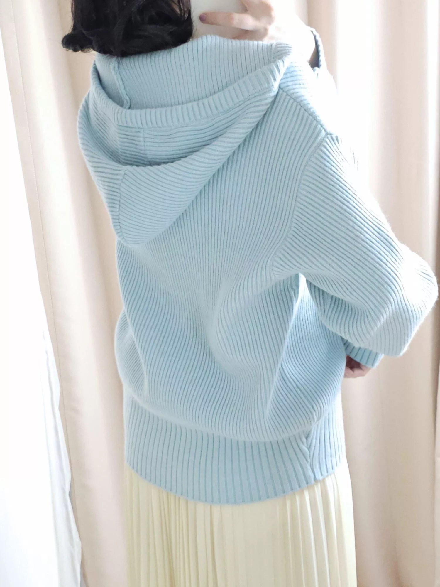 像晴天裡的柔藍空氣，輕鬆又舒服。 雙拉鍊設計實穿又百搭，搭牛仔褲超乾淨俐落。 寬鬆剪裁更顯自在，厚薄度適中四季都能穿。 是喜歡舒適感穿搭的人會一穿愛上的藍色外套。  ✨ 商品亮點 ・雙拉鍊造型多變 ・清新藍色超顯白 ・休閒感強、好搭不挑下身 ・厚薄適中、實穿耐看  👜 適合場合 通勤 / 學校 / 週末出遊 / 咖啡店 / 運動休閒  圖片示範穿搭：  下裝：呢喃月色-百褶雪紡長裙 貨號SST250813