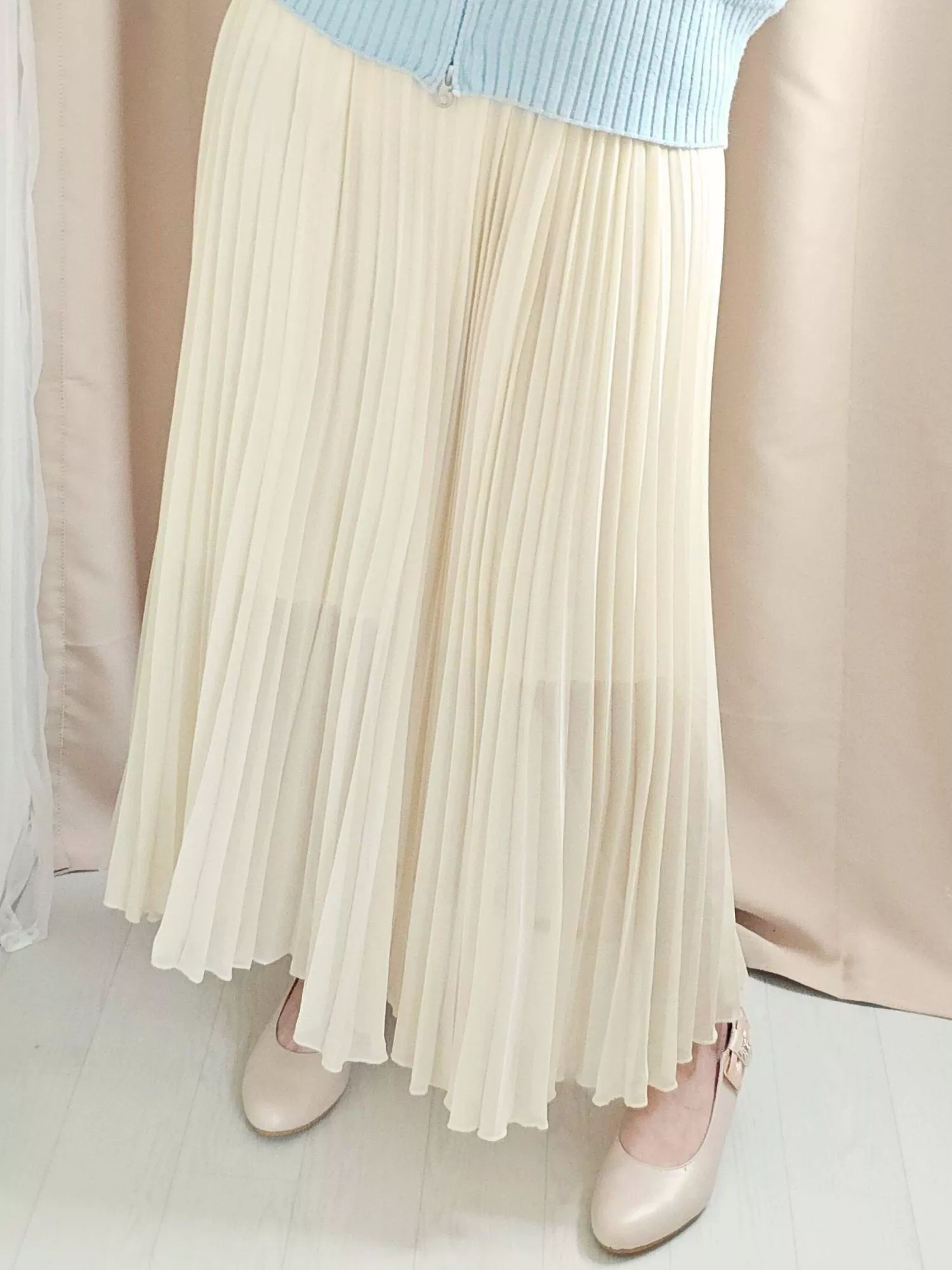 柔光散落，如月色灑在心上。 細密的褶皺，是情感的低語。 優雅卻輕盈，溫柔得不帶一絲矯飾。  ✨ 商品亮點 ・百褶線條修飾身形 ・百搭低飽和色系 ・四季皆可穿的好搭配  👜 適合場合 通勤 / 週末出遊 / 咖啡店 / 休閒  圖片示範穿搭：  上裝：《天空之吻》雙拉鍊連帽外套 貨號SC251007