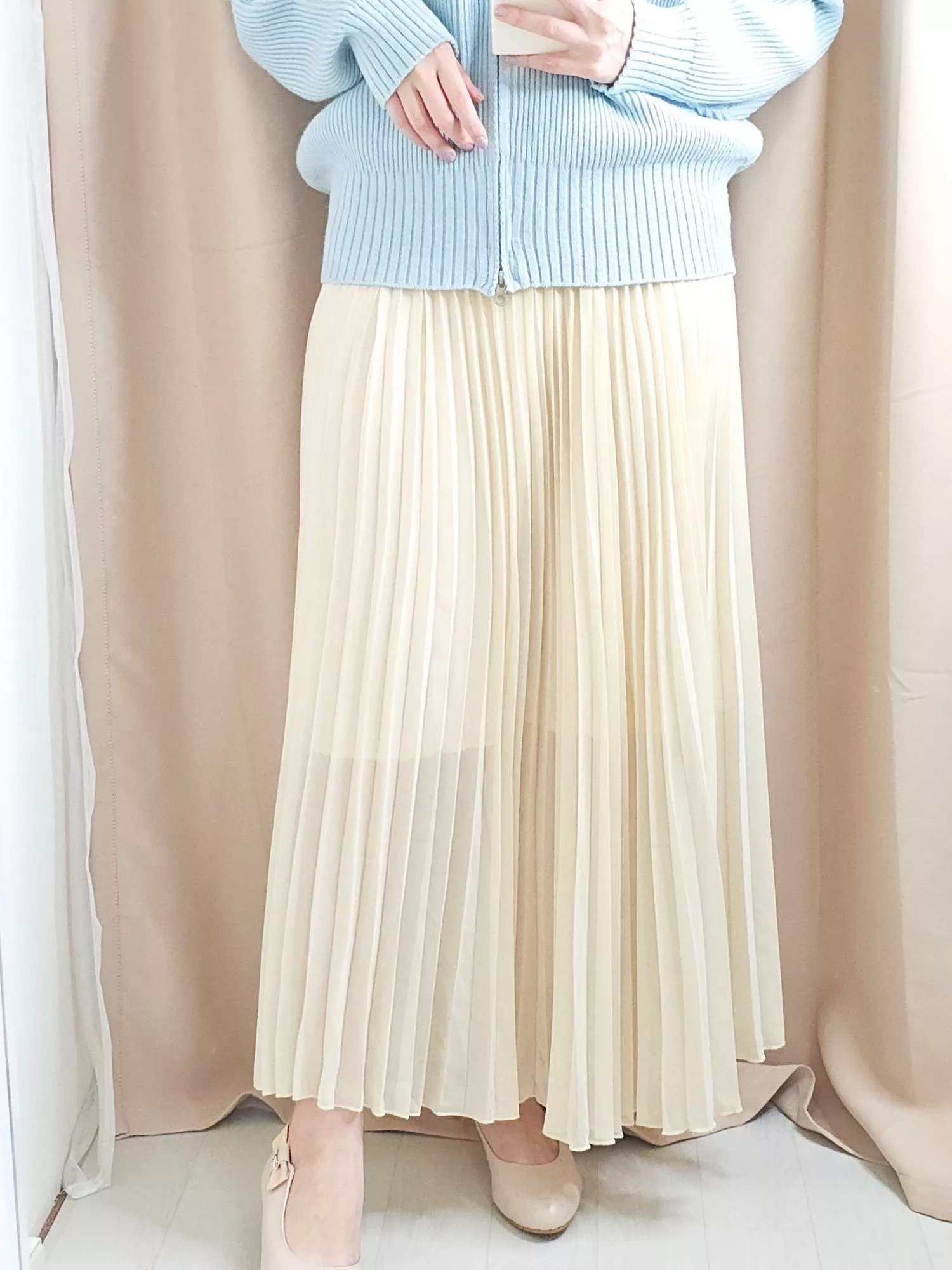 柔光散落，如月色灑在心上。 細密的褶皺，是情感的低語。 優雅卻輕盈，溫柔得不帶一絲矯飾。  ✨ 商品亮點 ・百褶線條修飾身形 ・百搭低飽和色系 ・四季皆可穿的好搭配  👜 適合場合 通勤 / 週末出遊 / 咖啡店 / 休閒  圖片示範穿搭：  上裝：《天空之吻》雙拉鍊連帽外套 貨號SC251007