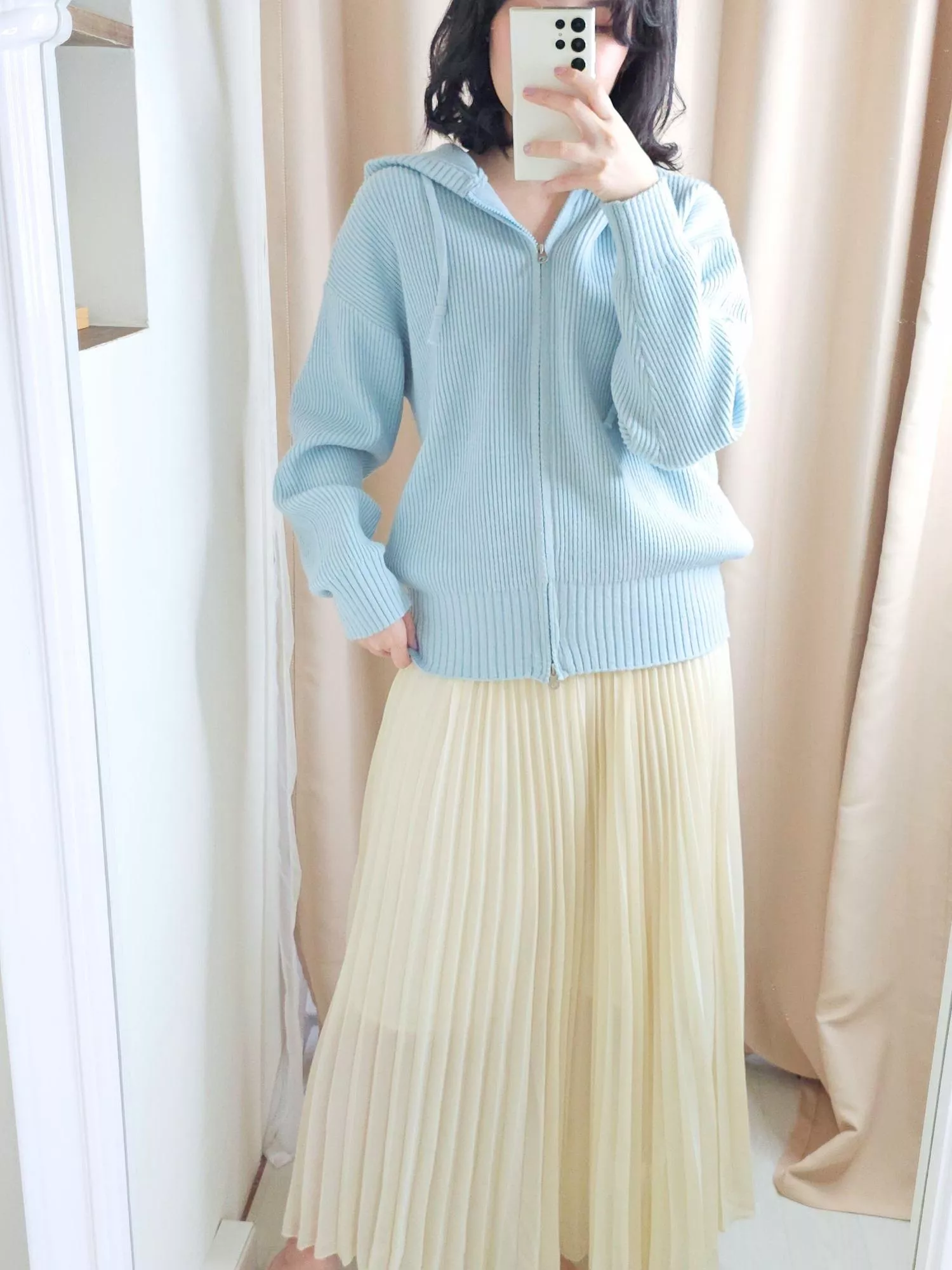 柔光散落，如月色灑在心上。 細密的褶皺，是情感的低語。 優雅卻輕盈，溫柔得不帶一絲矯飾。  ✨ 商品亮點 ・百褶線條修飾身形 ・百搭低飽和色系 ・四季皆可穿的好搭配  👜 適合場合 通勤 / 週末出遊 / 咖啡店 / 休閒  圖片示範穿搭：  上裝：《天空之吻》雙拉鍊連帽外套 貨號SC251007