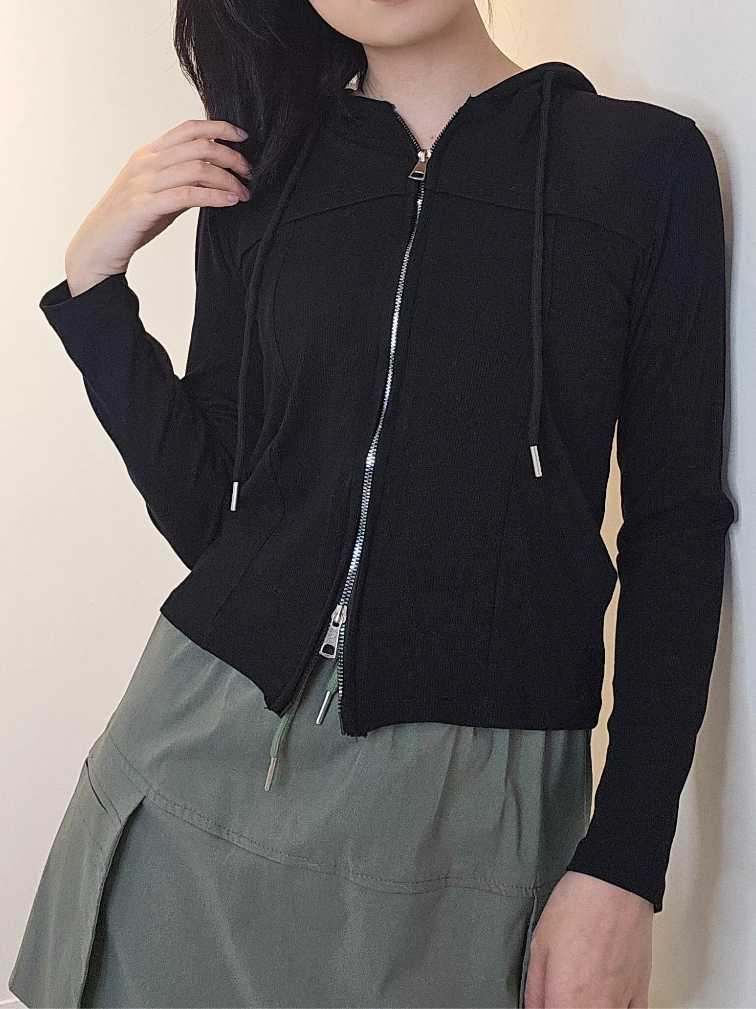 修身的版型讓身形更俐落，柔軟的布料親膚又輕暖。 雙拉鍊設計提升穿搭變化，無論開襟或半拉都好看。 休閒感中帶一點文青氣質，是日常最百搭的外套之一。  ✨ 商品亮點 ・雙拉鍊設計，變化度高 ・修身剪裁更顯俐落 ・布料柔軟舒適 ・連帽增添休閒感 ・單穿、疊穿都很合適  👜 適合場合 通勤 / 教室 / 週末逛街 / 咖啡廳 / 戶外散步