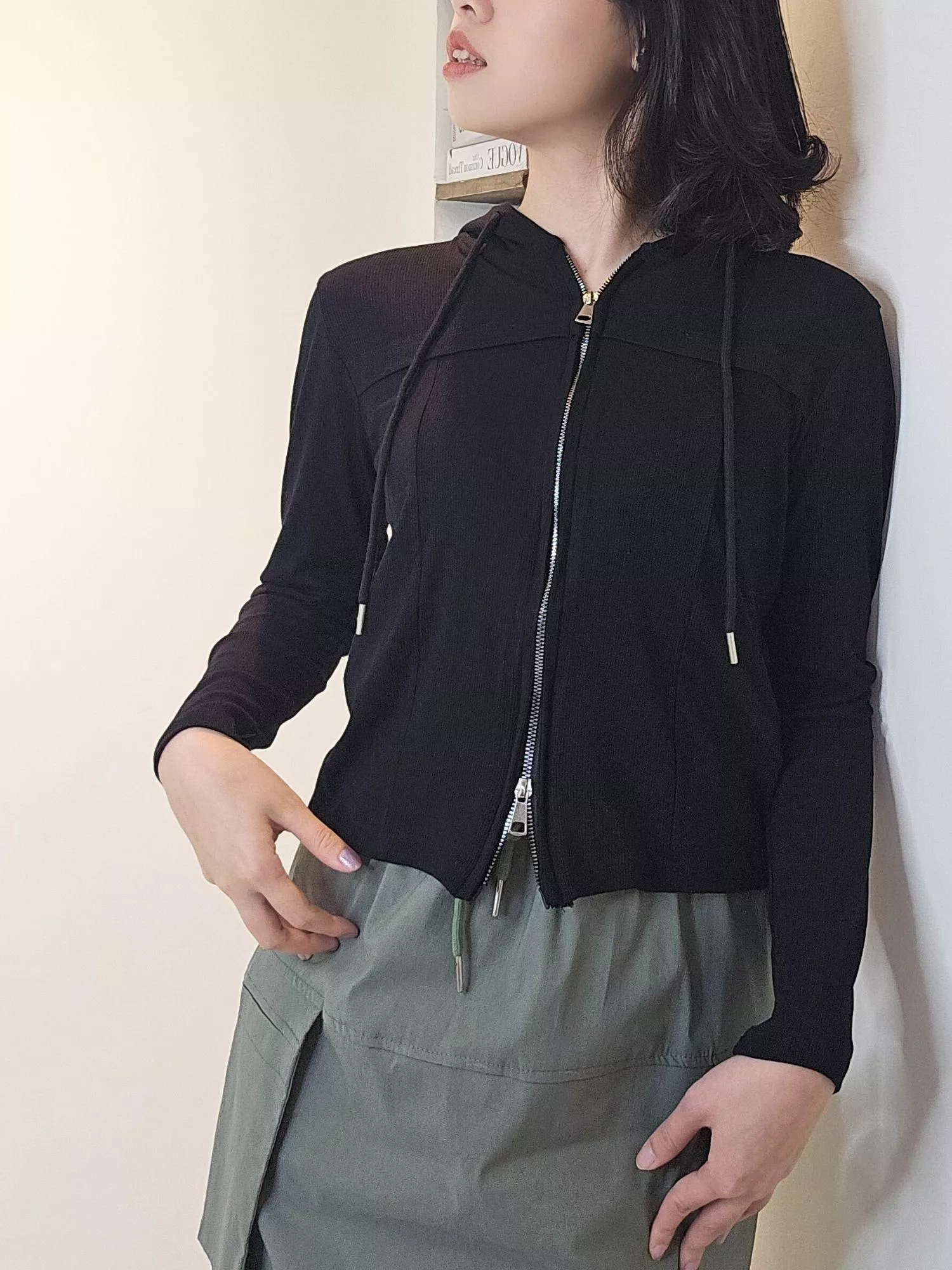 修身的版型讓身形更俐落，柔軟的布料親膚又輕暖。 雙拉鍊設計提升穿搭變化，無論開襟或半拉都好看。 休閒感中帶一點文青氣質，是日常最百搭的外套之一。  ✨ 商品亮點 ・雙拉鍊設計，變化度高 ・修身剪裁更顯俐落 ・布料柔軟舒適 ・連帽增添休閒感 ・單穿、疊穿都很合適  👜 適合場合 通勤 / 教室 / 週末逛街 / 咖啡廳 / 戶外散步