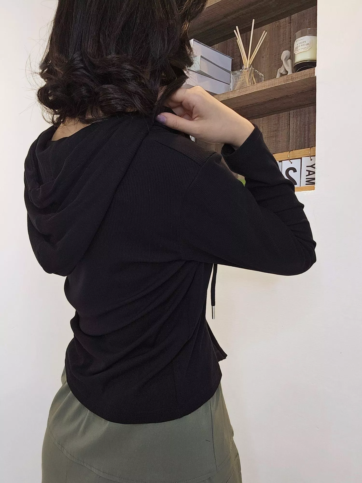 修身的版型讓身形更俐落，柔軟的布料親膚又輕暖。 雙拉鍊設計提升穿搭變化，無論開襟或半拉都好看。 休閒感中帶一點文青氣質，是日常最百搭的外套之一。  ✨ 商品亮點 ・雙拉鍊設計，變化度高 ・修身剪裁更顯俐落 ・布料柔軟舒適 ・連帽增添休閒感 ・單穿、疊穿都很合適  👜 適合場合 通勤 / 教室 / 週末逛街 / 咖啡廳 / 戶外散步