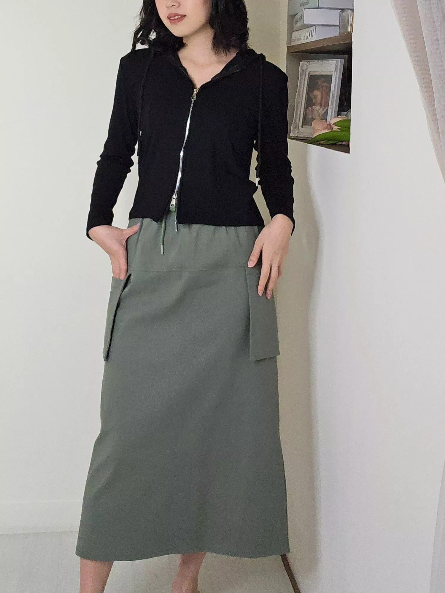 不急著趕路，只願細細體會日常。 溫潤的色調，像午後的陽光。 每一個口袋都藏著生活的溫柔實感。  ✨ 商品亮點 ・直筒版型修飾身形 ・百搭低飽和色系 ・四季皆可穿的好搭配  👜 適合場合 通勤 / 週末出遊 / 咖啡店 / 休閒