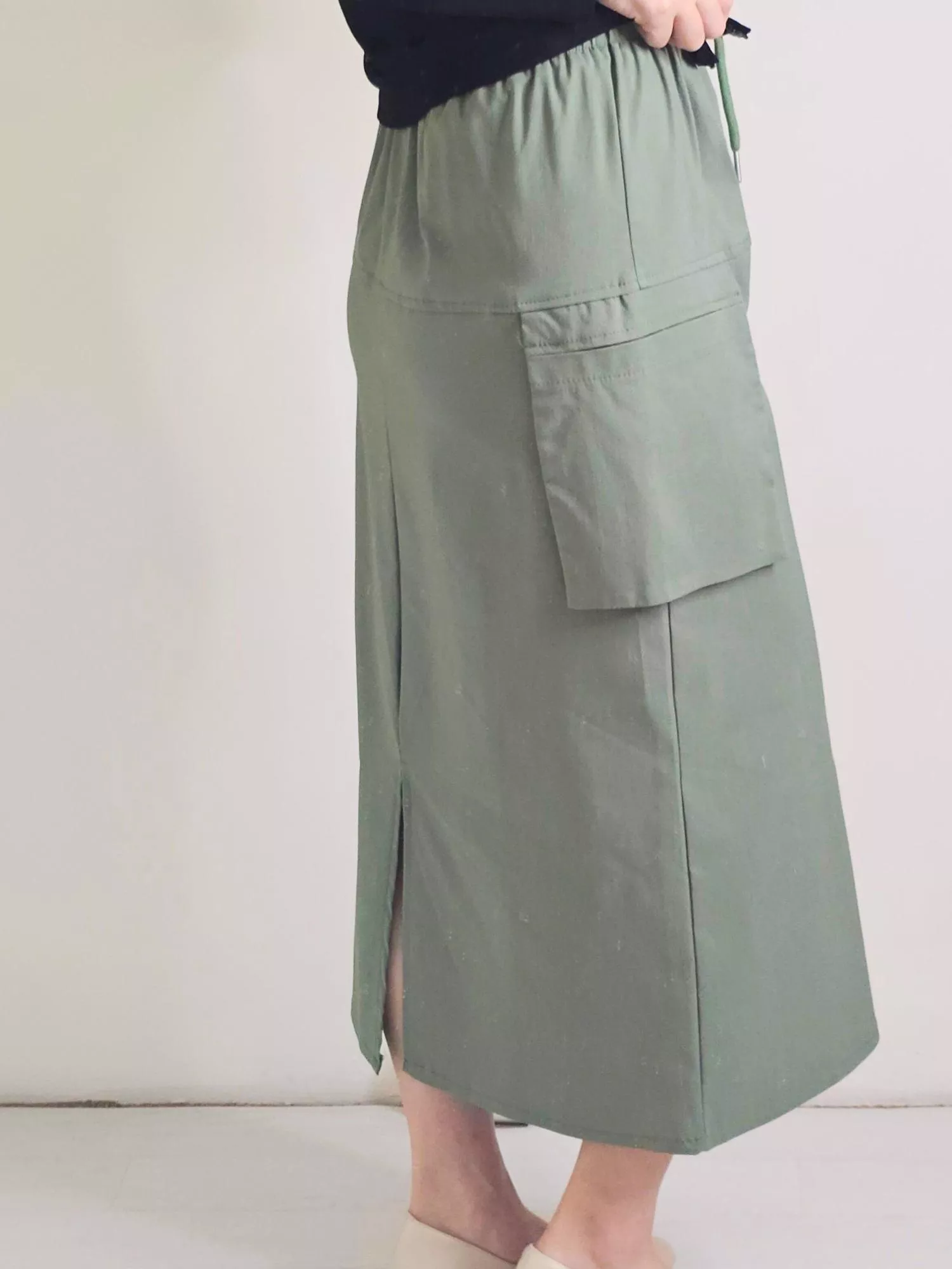 不急著趕路，只願細細體會日常。 溫潤的色調，像午後的陽光。 每一個口袋都藏著生活的溫柔實感。  ✨ 商品亮點 ・直筒版型修飾身形 ・百搭低飽和色系 ・四季皆可穿的好搭配  👜 適合場合 通勤 / 週末出遊 / 咖啡店 / 休閒