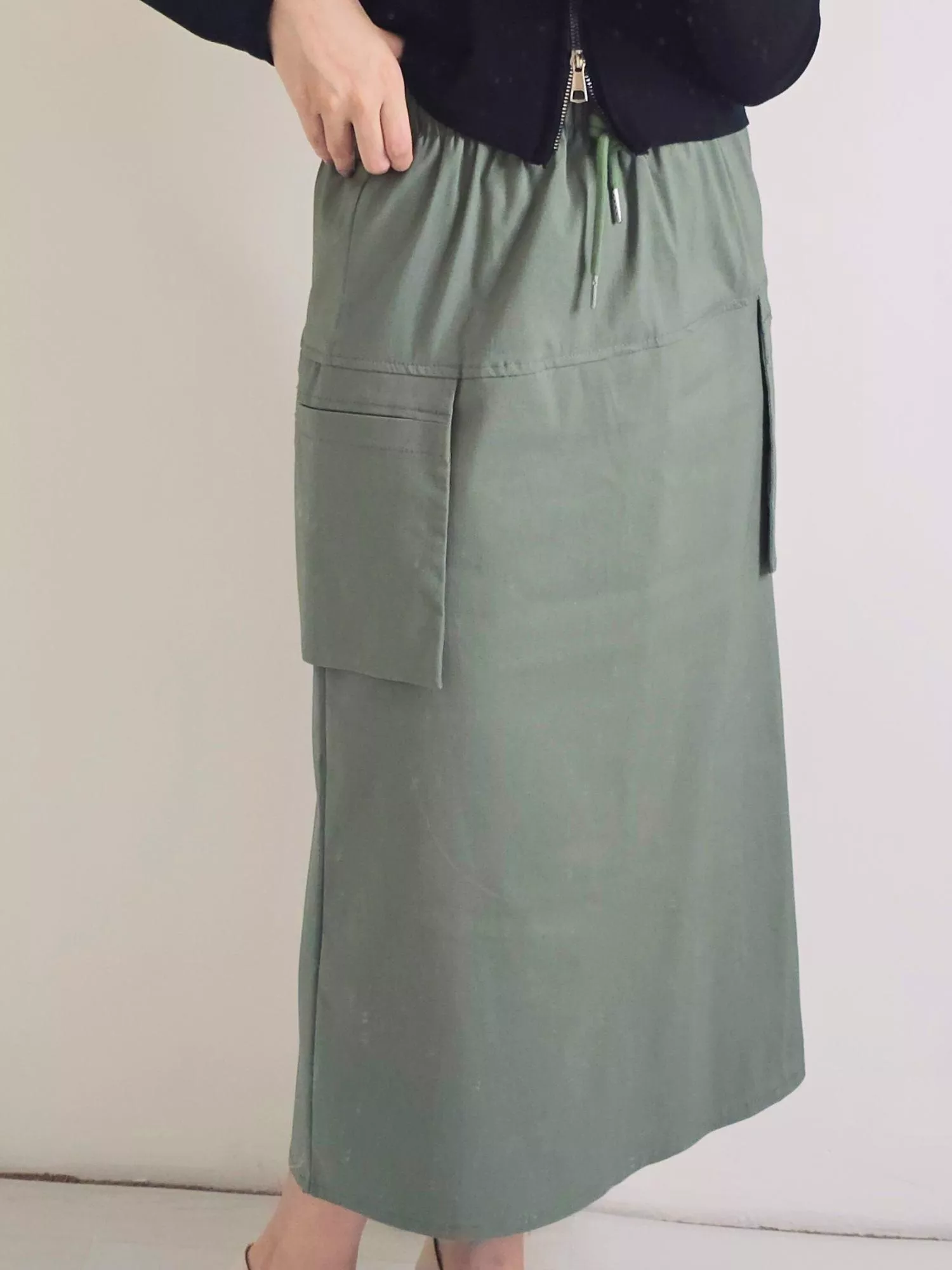 不急著趕路，只願細細體會日常。 溫潤的色調，像午後的陽光。 每一個口袋都藏著生活的溫柔實感。  ✨ 商品亮點 ・直筒版型修飾身形 ・百搭低飽和色系 ・四季皆可穿的好搭配  👜 適合場合 通勤 / 週末出遊 / 咖啡店 / 休閒