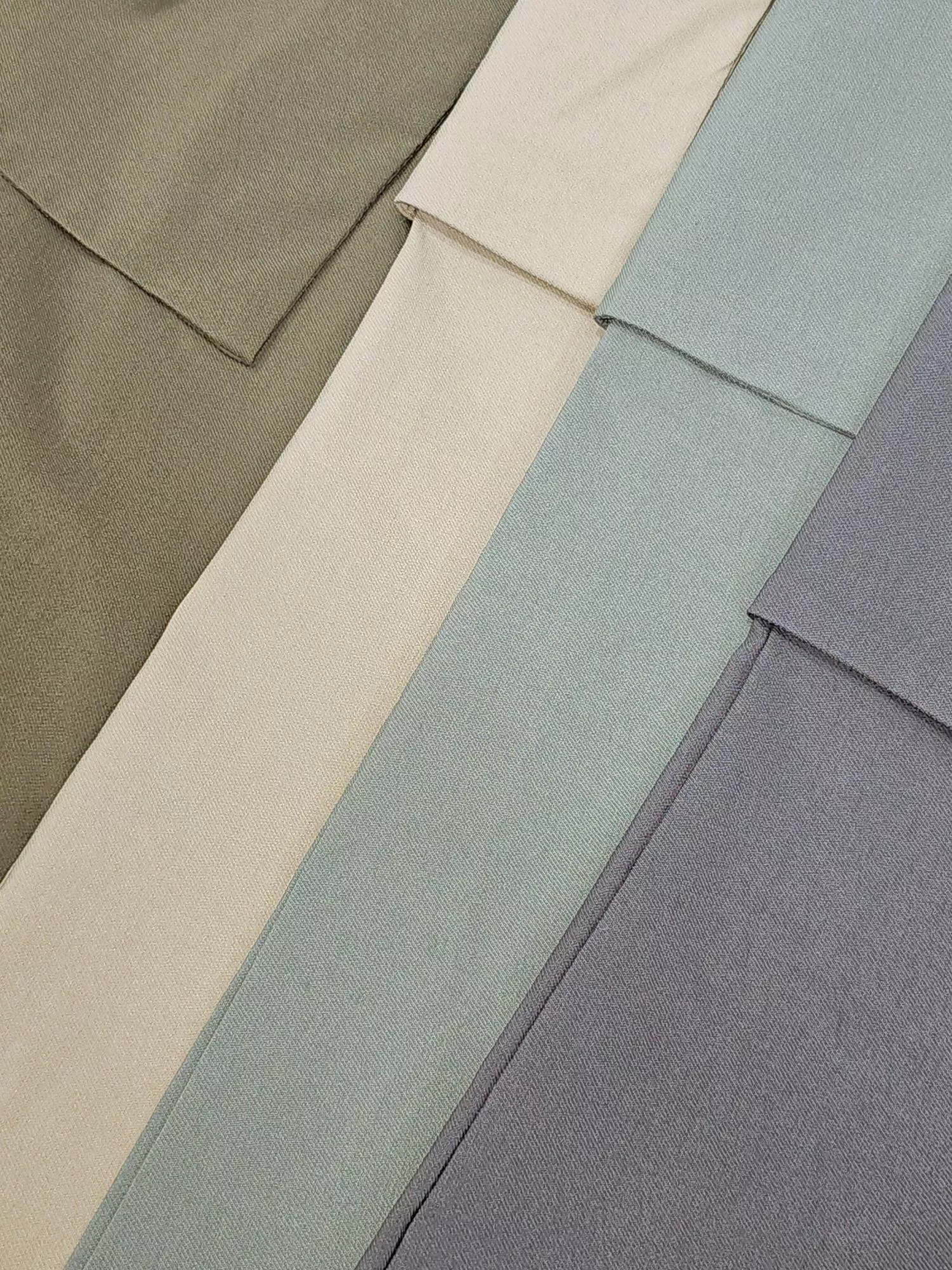 不急著趕路，只願細細體會日常。 溫潤的色調，像午後的陽光。 每一個口袋都藏著生活的溫柔實感。  ✨ 商品亮點 ・直筒版型修飾身形 ・百搭低飽和色系 ・四季皆可穿的好搭配  👜 適合場合 通勤 / 週末出遊 / 咖啡店 / 休閒