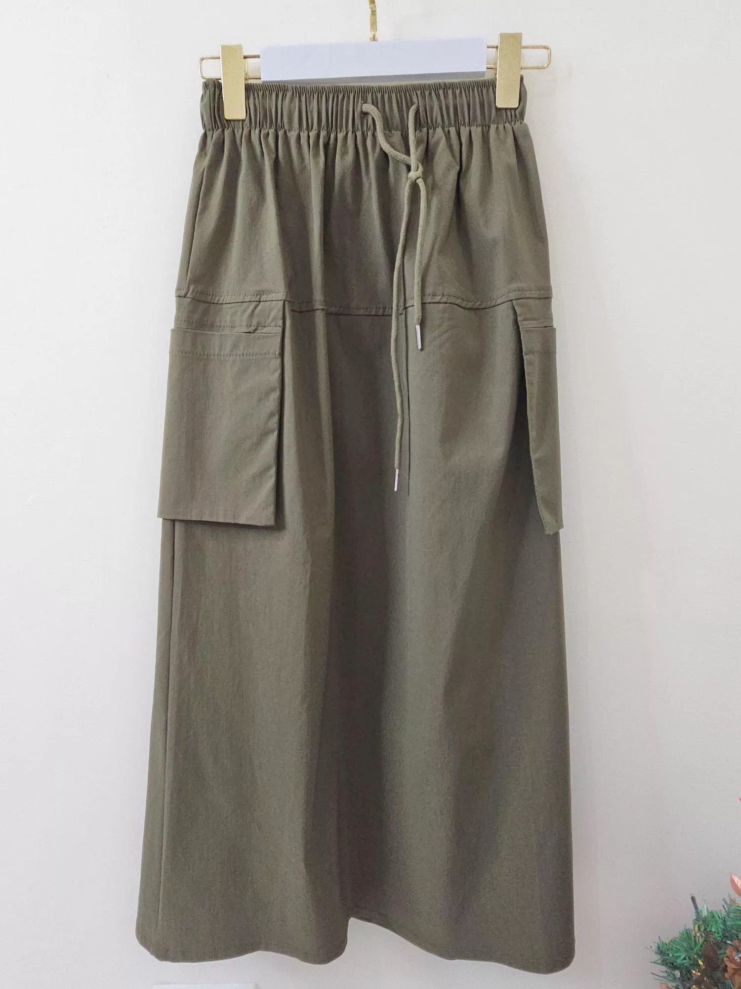 不急著趕路，只願細細體會日常。 溫潤的色調，像午後的陽光。 每一個口袋都藏著生活的溫柔實感。  ✨ 商品亮點 ・直筒版型修飾身形 ・百搭低飽和色系 ・四季皆可穿的好搭配  👜 適合場合 通勤 / 週末出遊 / 咖啡店 / 休閒