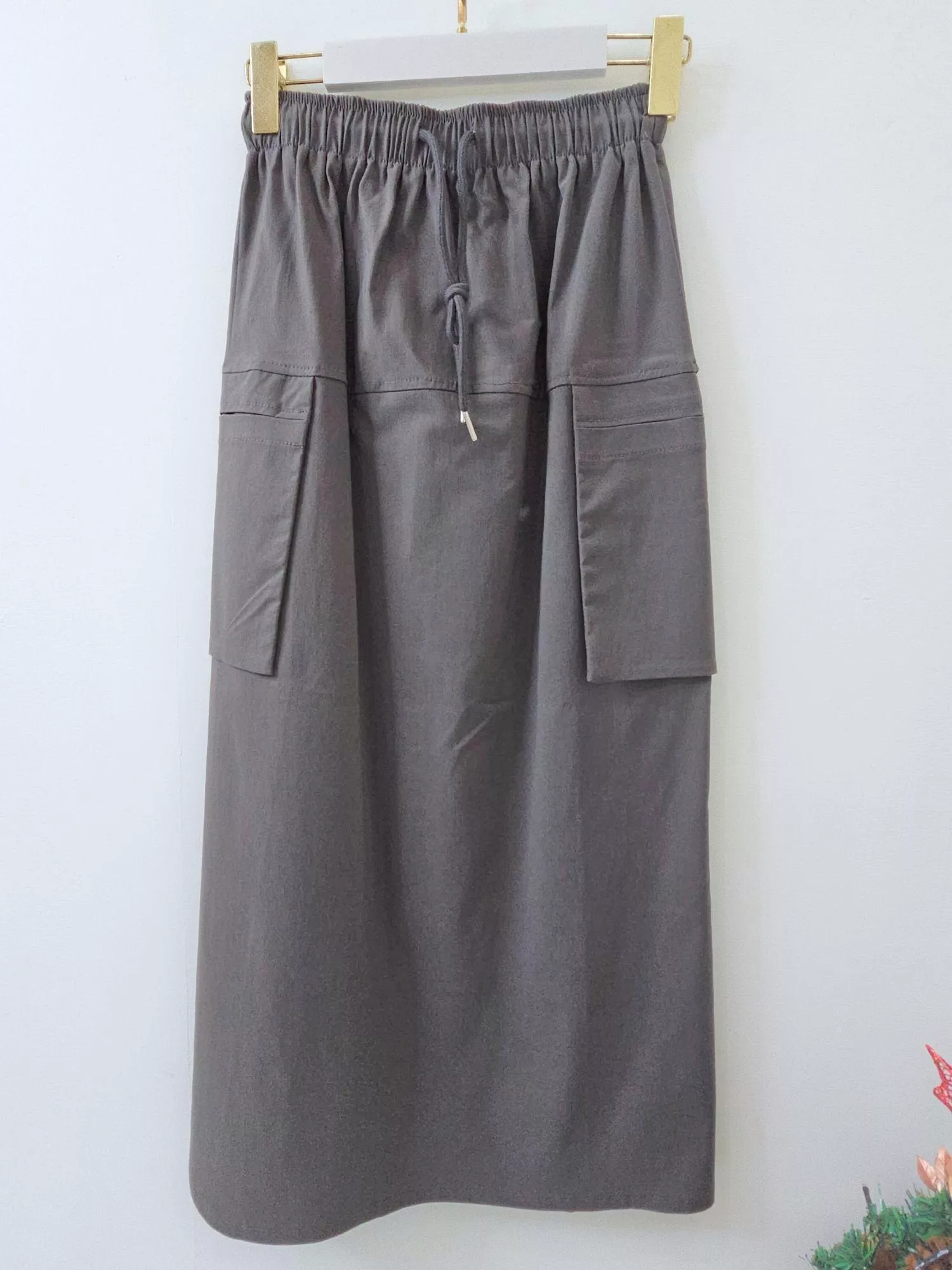 不急著趕路，只願細細體會日常。 溫潤的色調，像午後的陽光。 每一個口袋都藏著生活的溫柔實感。  ✨ 商品亮點 ・直筒版型修飾身形 ・百搭低飽和色系 ・四季皆可穿的好搭配  👜 適合場合 通勤 / 週末出遊 / 咖啡店 / 休閒