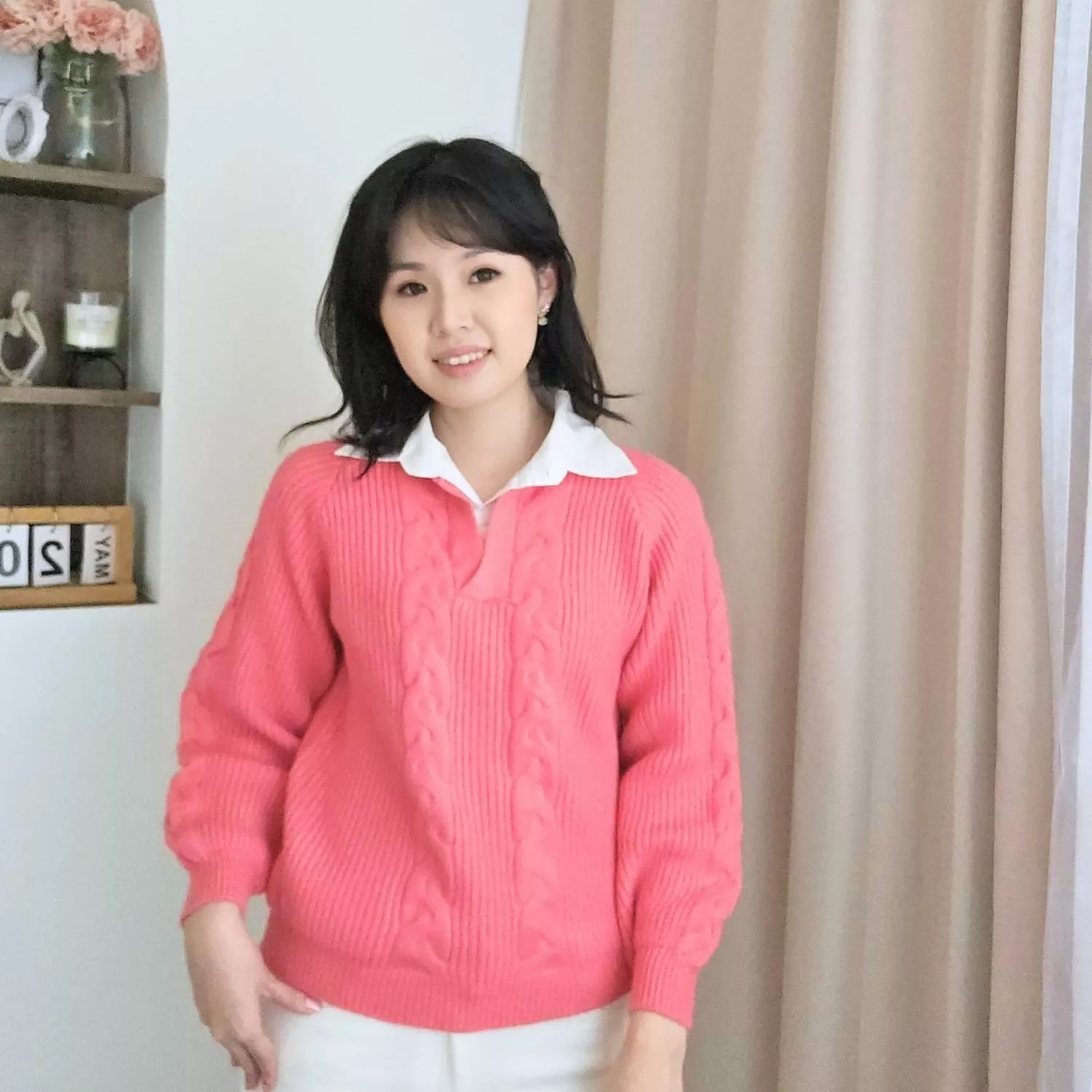 「明亮而不張揚的粉色，為清冷的冬日午後注入滿滿元氣。」 經典的麻花編織工藝搭配顯嫩的粉色系，加上襯衫領設計 穿出極具層次感的「高智感」學院風 讓寒冷的季節也充滿活力與甜美感  ✨ 商品亮點 復古POLO領口：修飾頸部線條，自帶文藝學院氣質。 立體麻花編織：質感紮實，呈現濃厚的經典手工感。 溫潤芭比粉：色彩鮮明，襯托好氣色。 層次感十足：單穿或疊穿襯衫都能有不同風味。  👜 適合場合 校園日常 / 週末野餐 / 咖啡廳閱讀 / 市集街拍