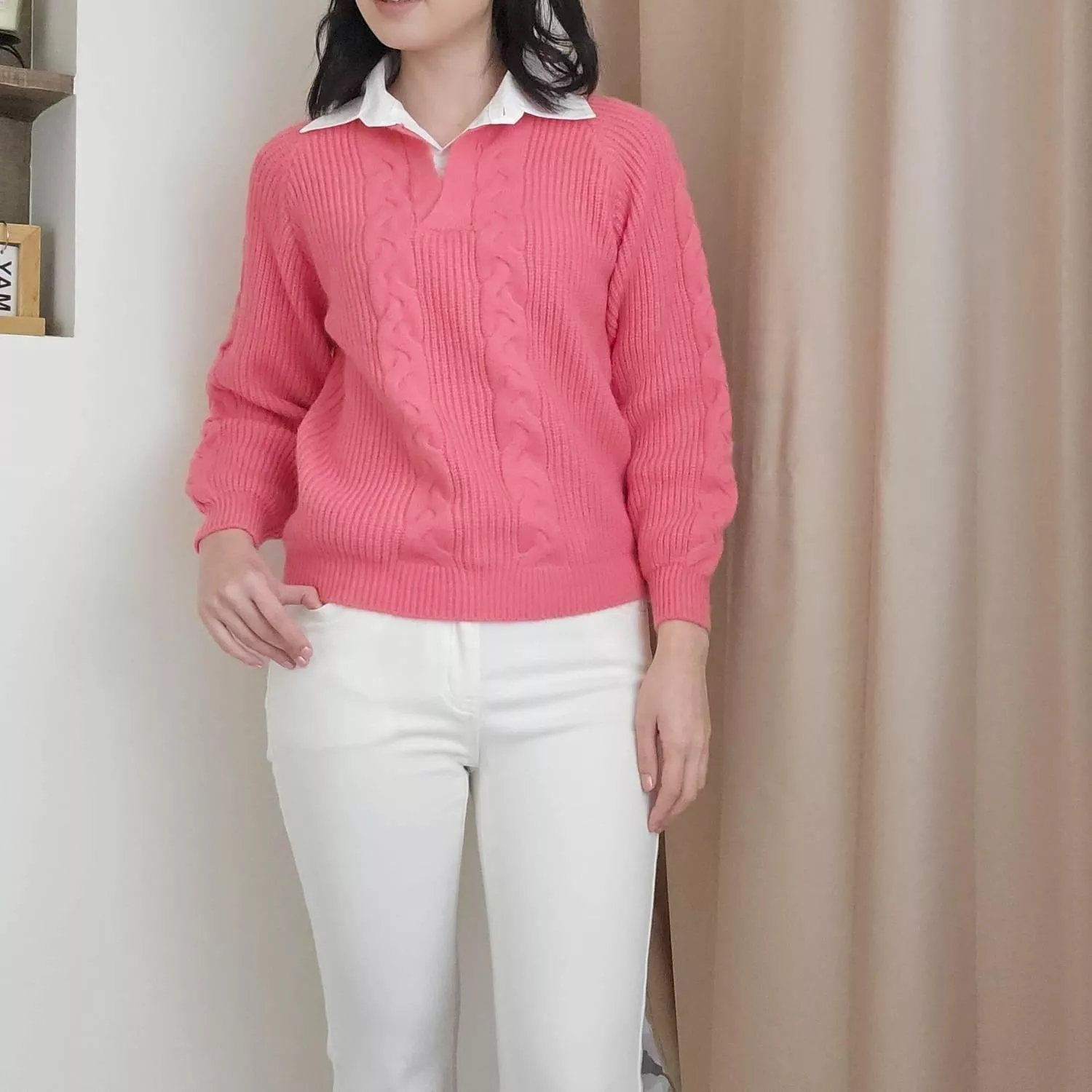 「明亮而不張揚的粉色，為清冷的冬日午後注入滿滿元氣。」 經典的麻花編織工藝搭配顯嫩的粉色系，加上襯衫領設計 穿出極具層次感的「高智感」學院風 讓寒冷的季節也充滿活力與甜美感  ✨ 商品亮點 復古POLO領口：修飾頸部線條，自帶文藝學院氣質。 立體麻花編織：質感紮實，呈現濃厚的經典手工感。 溫潤芭比粉：色彩鮮明，襯托好氣色。 層次感十足：單穿或疊穿襯衫都能有不同風味。  👜 適合場合 校園日常 / 週末野餐 / 咖啡廳閱讀 / 市集街拍
