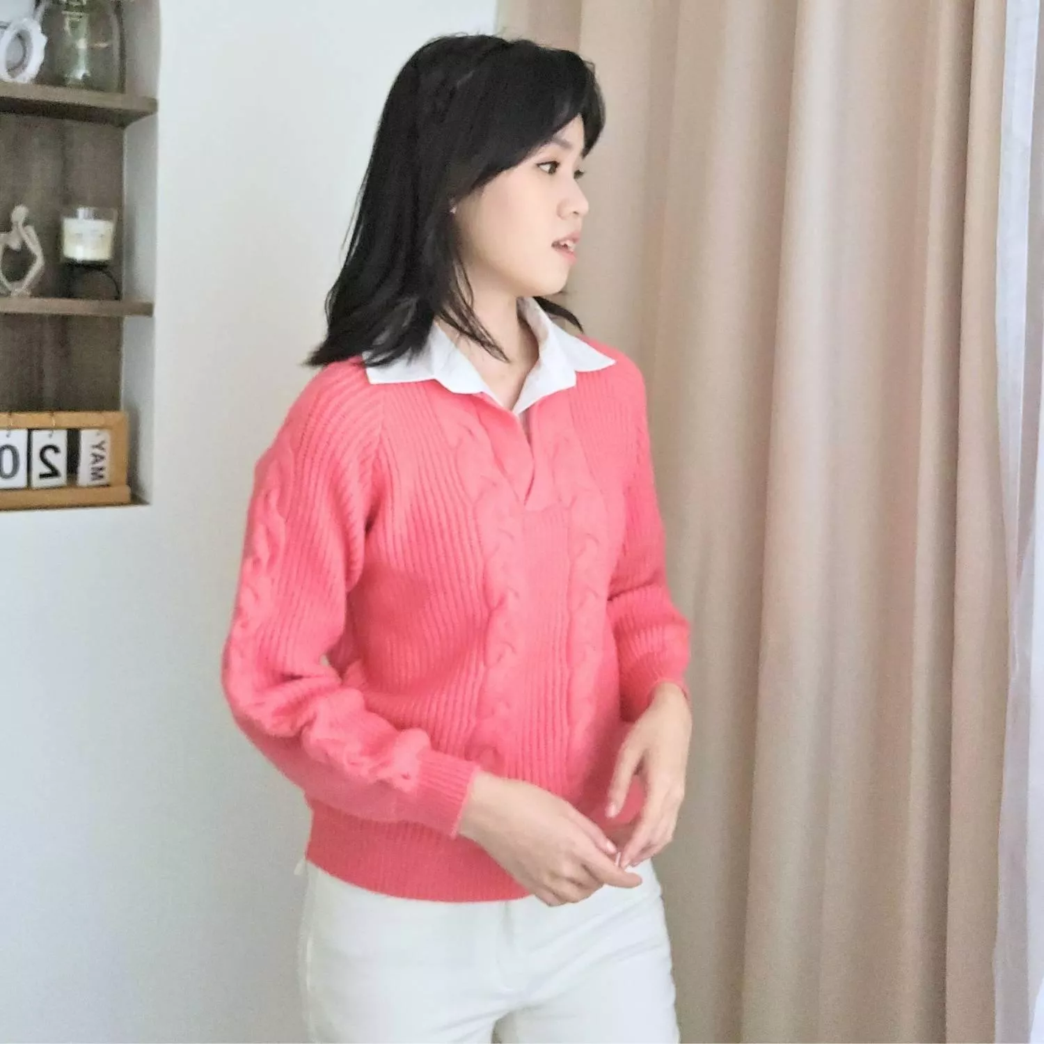 「明亮而不張揚的粉色，為清冷的冬日午後注入滿滿元氣。」 經典的麻花編織工藝搭配顯嫩的粉色系，加上襯衫領設計 穿出極具層次感的「高智感」學院風 讓寒冷的季節也充滿活力與甜美感  ✨ 商品亮點 復古POLO領口：修飾頸部線條，自帶文藝學院氣質。 立體麻花編織：質感紮實，呈現濃厚的經典手工感。 溫潤芭比粉：色彩鮮明，襯托好氣色。 層次感十足：單穿或疊穿襯衫都能有不同風味。  👜 適合場合 校園日常 / 週末野餐 / 咖啡廳閱讀 / 市集街拍