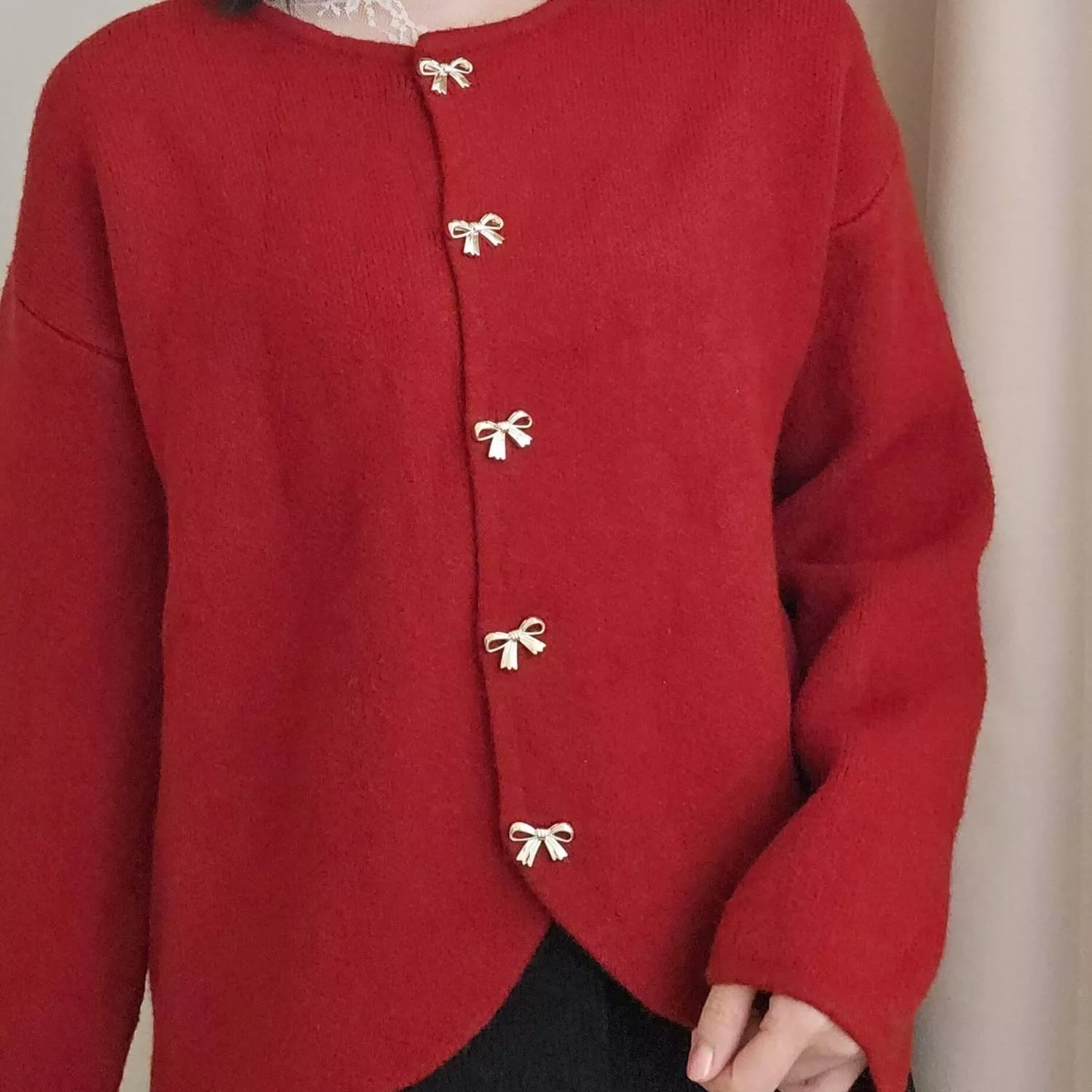 「像是冬日裡綻放的一抹紅，在寂靜的季節裡寫下甜美序曲。」 精緻的蝴蝶結金屬扣，將復古的紅色基底點綴得更有層次 圓領剪裁修飾臉型，經典感讓你在人群中一眼出挑 是冬日約會必備的加分單品  ✨ 商品亮點 立體蝴蝶結扣：細節控必收，充滿法式優雅感。 經典復古紅：顯白且具節日氛圍感。 落肩寬鬆剪裁：內搭發熱衣或薄高領也不顯臃腫。 優雅氣質感：一秒提升整體穿搭的精緻度。  👜 適合場合 聖誕聚餐 / 情人節約會 / 音樂會 / 新年拜年