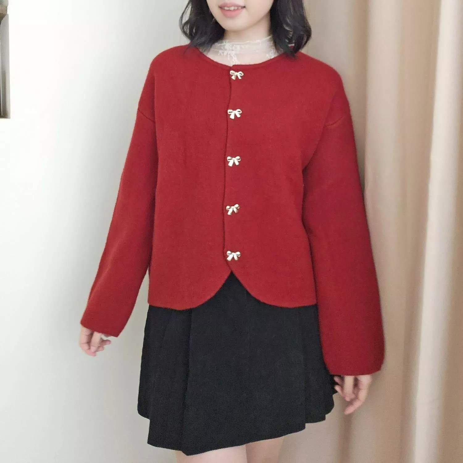 「像是冬日裡綻放的一抹紅，在寂靜的季節裡寫下甜美序曲。」 精緻的蝴蝶結金屬扣，將復古的紅色基底點綴得更有層次 圓領剪裁修飾臉型，經典感讓你在人群中一眼出挑 是冬日約會必備的加分單品  ✨ 商品亮點 立體蝴蝶結扣：細節控必收，充滿法式優雅感。 經典復古紅：顯白且具節日氛圍感。 落肩寬鬆剪裁：內搭發熱衣或薄高領也不顯臃腫。 優雅氣質感：一秒提升整體穿搭的精緻度。  👜 適合場合 聖誕聚餐 / 情人節約會 / 音樂會 / 新年拜年