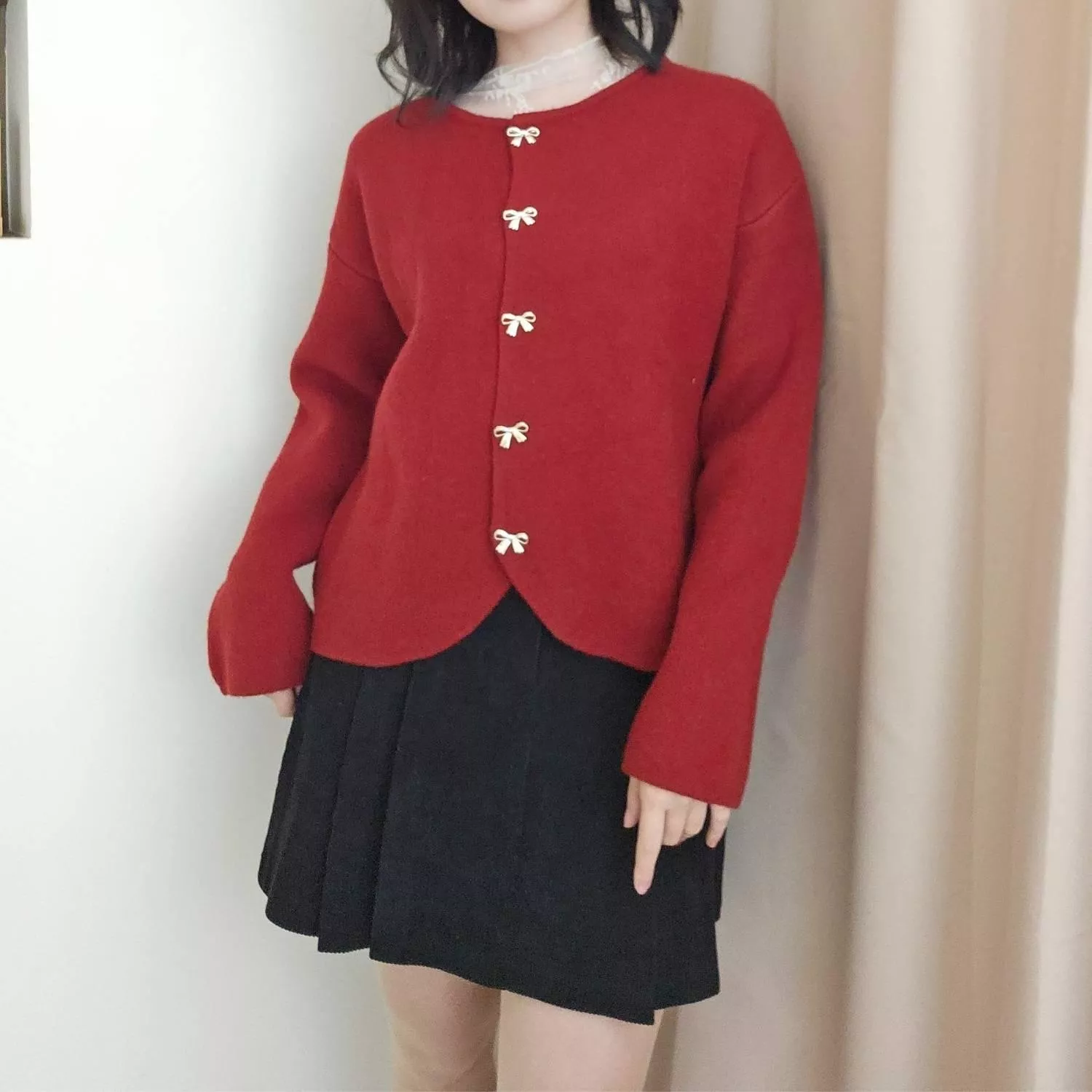 「像是冬日裡綻放的一抹紅，在寂靜的季節裡寫下甜美序曲。」 精緻的蝴蝶結金屬扣，將復古的紅色基底點綴得更有層次 圓領剪裁修飾臉型，經典感讓你在人群中一眼出挑 是冬日約會必備的加分單品  ✨ 商品亮點 立體蝴蝶結扣：細節控必收，充滿法式優雅感。 經典復古紅：顯白且具節日氛圍感。 落肩寬鬆剪裁：內搭發熱衣或薄高領也不顯臃腫。 優雅氣質感：一秒提升整體穿搭的精緻度。  👜 適合場合 聖誕聚餐 / 情人節約會 / 音樂會 / 新年拜年