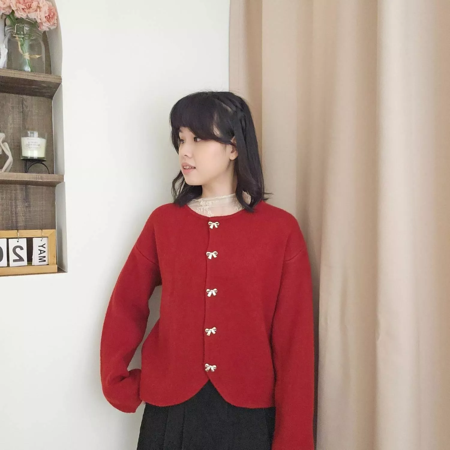 「像是冬日裡綻放的一抹紅，在寂靜的季節裡寫下甜美序曲。」 精緻的蝴蝶結金屬扣，將復古的紅色基底點綴得更有層次 圓領剪裁修飾臉型，經典感讓你在人群中一眼出挑 是冬日約會必備的加分單品  ✨ 商品亮點 立體蝴蝶結扣：細節控必收，充滿法式優雅感。 經典復古紅：顯白且具節日氛圍感。 落肩寬鬆剪裁：內搭發熱衣或薄高領也不顯臃腫。 優雅氣質感：一秒提升整體穿搭的精緻度。  👜 適合場合 聖誕聚餐 / 情人節約會 / 音樂會 / 新年拜年