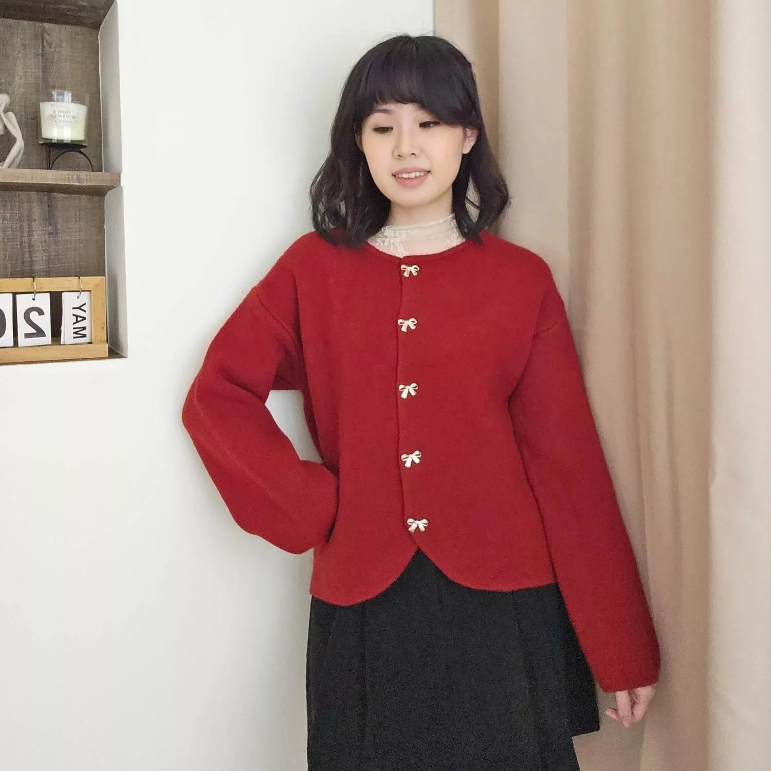 「像是冬日裡綻放的一抹紅，在寂靜的季節裡寫下甜美序曲。」 精緻的蝴蝶結金屬扣，將復古的紅色基底點綴得更有層次 圓領剪裁修飾臉型，經典感讓你在人群中一眼出挑 是冬日約會必備的加分單品  ✨ 商品亮點 立體蝴蝶結扣：細節控必收，充滿法式優雅感。 經典復古紅：顯白且具節日氛圍感。 落肩寬鬆剪裁：內搭發熱衣或薄高領也不顯臃腫。 優雅氣質感：一秒提升整體穿搭的精緻度。  👜 適合場合 聖誕聚餐 / 情人節約會 / 音樂會 / 新年拜年