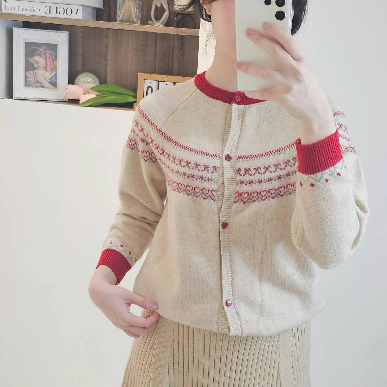 像傍晚的暖黃色霞光，柔和而療癒。 厚薄適中、不悶熱，外穿或當中層都合適。 針織紋路有細節感，日常搭配洋裝、裙裝都很溫柔。 是一件越穿越離不開的暖系小外套。  ✨ 商品亮點 ・柔軟親膚、不扎肌 ・針織紋理細膩耐看 ・配裙裝立即變溫柔系 ・寬鬆版型更舒服  👜 適合場合 約會 / 咖啡廳 / 上班 / 教室 / 逛街日常