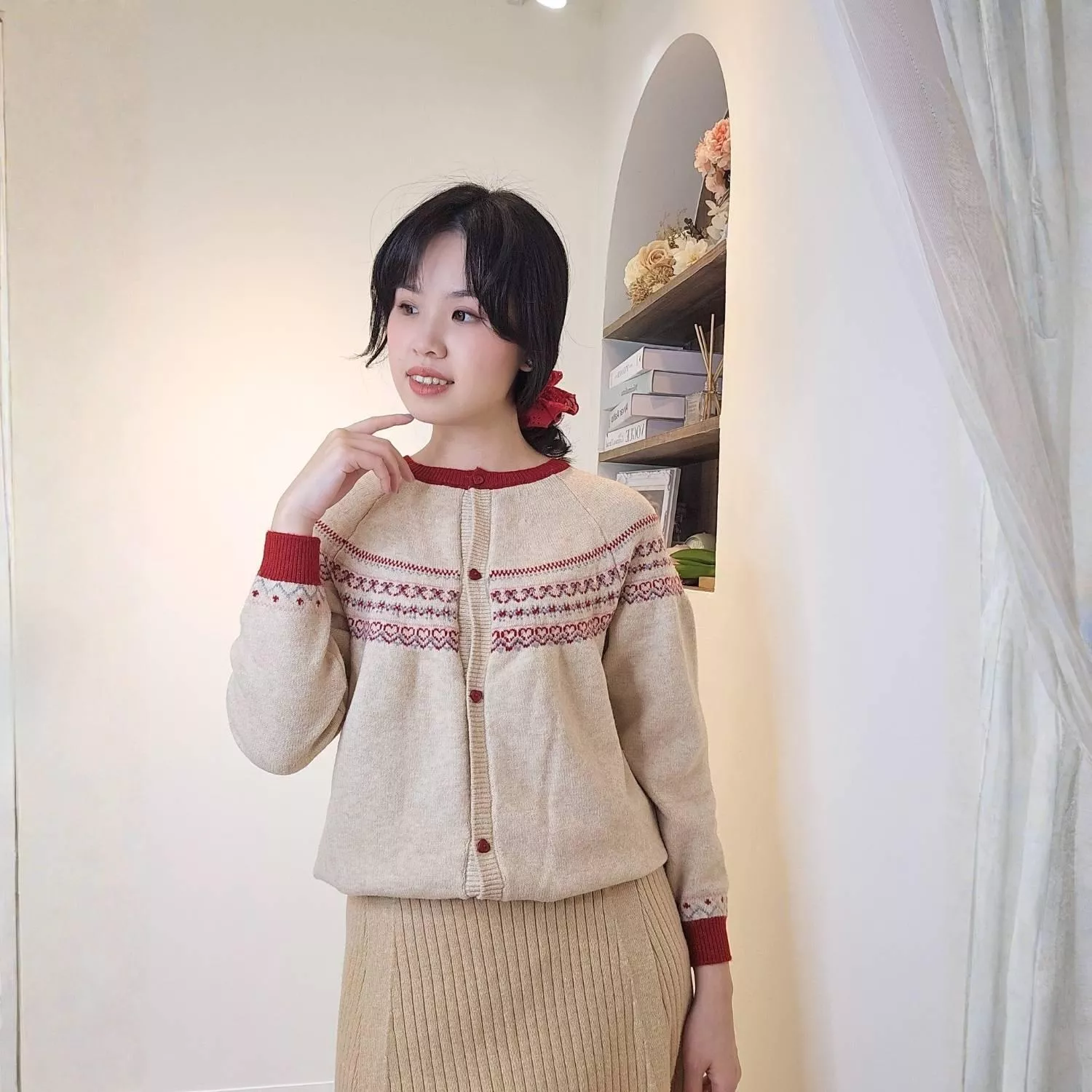 像傍晚的暖黃色霞光，柔和而療癒。 厚薄適中、不悶熱，外穿或當中層都合適。 針織紋路有細節感，日常搭配洋裝、裙裝都很溫柔。 是一件越穿越離不開的暖系小外套。  ✨ 商品亮點 ・柔軟親膚、不扎肌 ・針織紋理細膩耐看 ・配裙裝立即變溫柔系 ・寬鬆版型更舒服  👜 適合場合 約會 / 咖啡廳 / 上班 / 教室 / 逛街日常