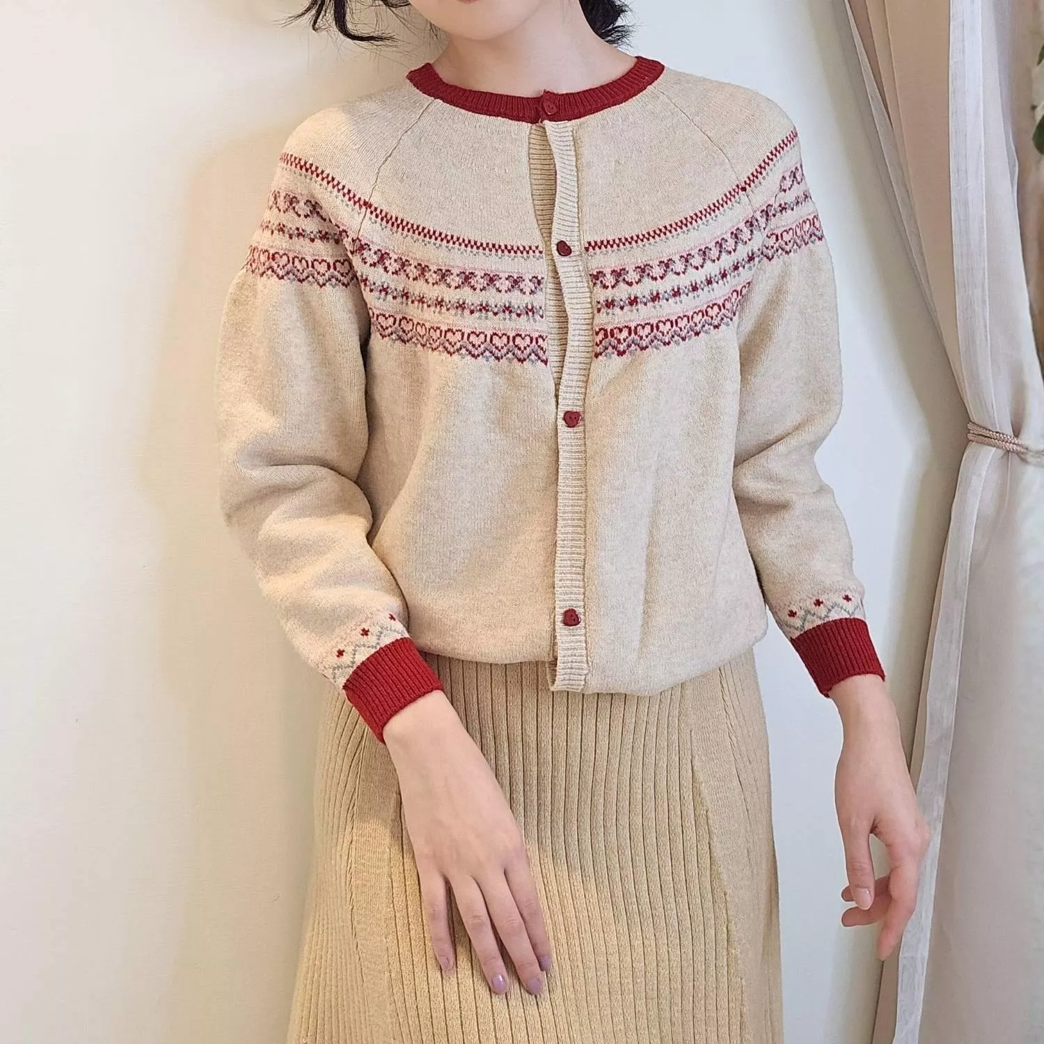 像傍晚的暖黃色霞光，柔和而療癒。 厚薄適中、不悶熱，外穿或當中層都合適。 針織紋路有細節感，日常搭配洋裝、裙裝都很溫柔。 是一件越穿越離不開的暖系小外套。  ✨ 商品亮點 ・柔軟親膚、不扎肌 ・針織紋理細膩耐看 ・配裙裝立即變溫柔系 ・寬鬆版型更舒服  👜 適合場合 約會 / 咖啡廳 / 上班 / 教室 / 逛街日常