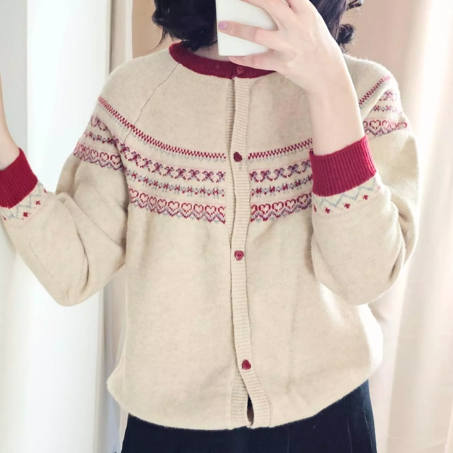 像傍晚的暖黃色霞光，柔和而療癒。 厚薄適中、不悶熱，外穿或當中層都合適。 針織紋路有細節感，日常搭配洋裝、裙裝都很溫柔。 是一件越穿越離不開的暖系小外套。  ✨ 商品亮點 ・柔軟親膚、不扎肌 ・針織紋理細膩耐看 ・配裙裝立即變溫柔系 ・寬鬆版型更舒服  👜 適合場合 約會 / 咖啡廳 / 上班 / 教室 / 逛街日常