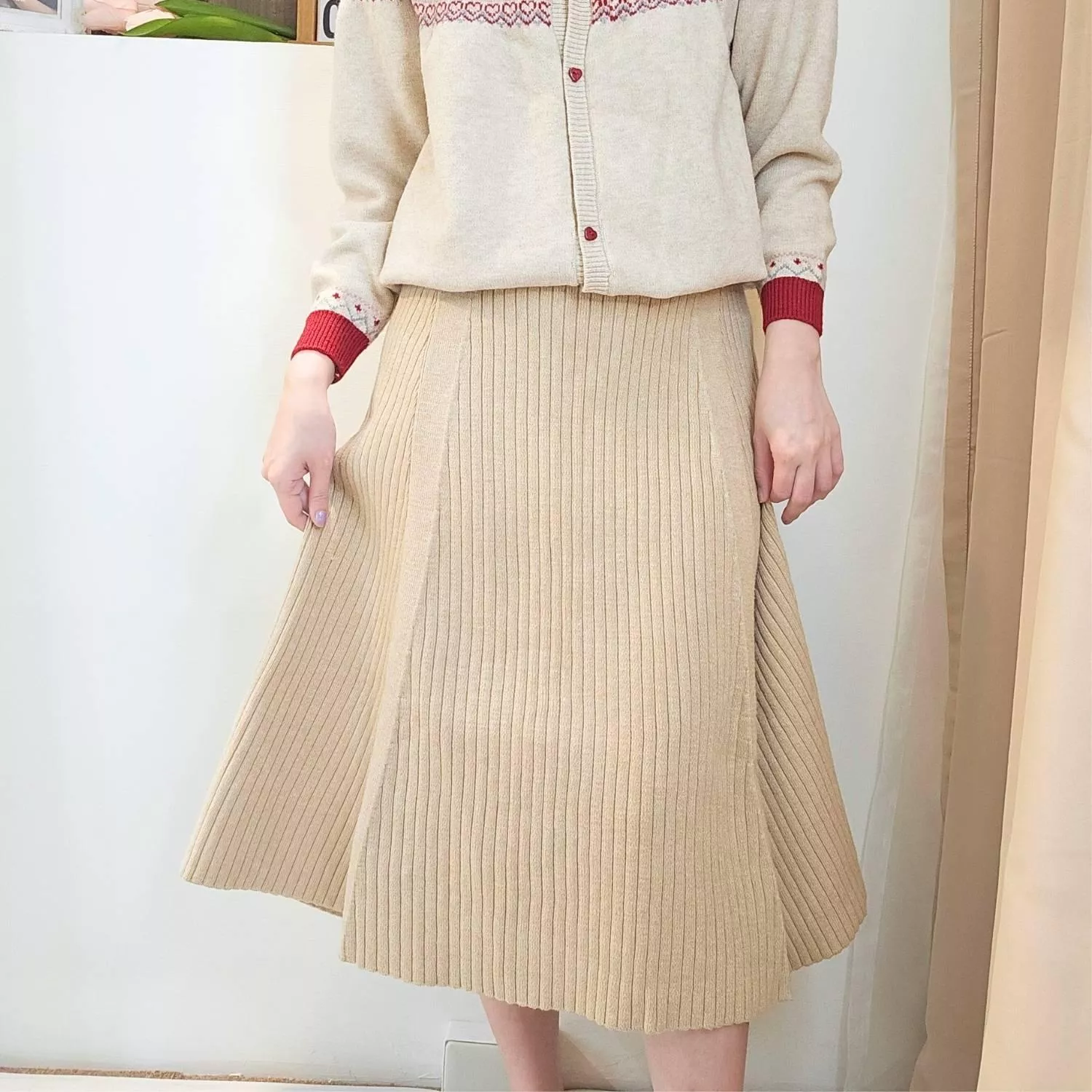 如同一杯溫熱的燕麥拿鐵，流動的裙襬裡藏著冬日的溫柔。 垂直細膩的針織紋路，讓裙擺隨步履輕輕晃動  ✨ 商品亮點 修身長裙：縱向線條有效視覺顯瘦。 高腰鬆緊設計：舒適度極佳，不挑身材。 溫暖針織面料：保有垂墜感的同時，更兼顧了禦寒性。 百搭配色：氣質淡雅，與各類針織外套皆能完美融合。  👜 適合場合 辦公室日常 / 畫廊看展 / 閨蜜下午茶 / 正式晚宴