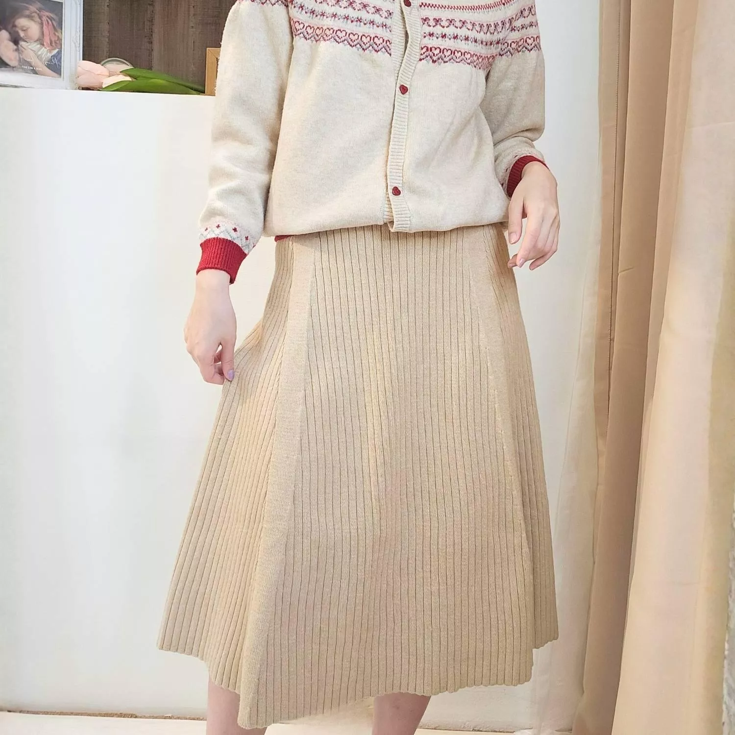 如同一杯溫熱的燕麥拿鐵，流動的裙襬裡藏著冬日的溫柔。 垂直細膩的針織紋路，讓裙擺隨步履輕輕晃動  ✨ 商品亮點 修身長裙：縱向線條有效視覺顯瘦。 高腰鬆緊設計：舒適度極佳，不挑身材。 溫暖針織面料：保有垂墜感的同時，更兼顧了禦寒性。 百搭配色：氣質淡雅，與各類針織外套皆能完美融合。  👜 適合場合 辦公室日常 / 畫廊看展 / 閨蜜下午茶 / 正式晚宴