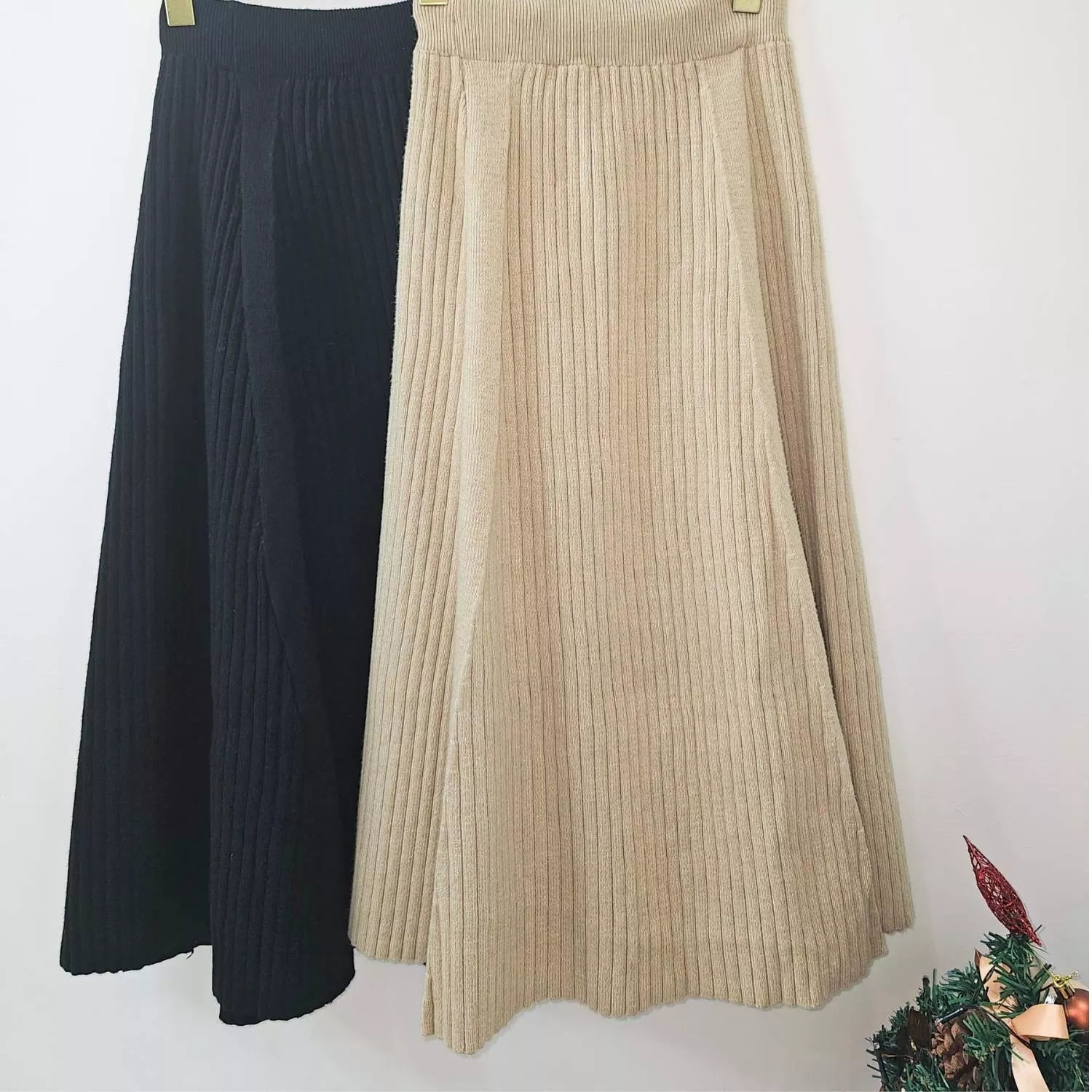 如同一杯溫熱的燕麥拿鐵，流動的裙襬裡藏著冬日的溫柔。 垂直細膩的針織紋路，讓裙擺隨步履輕輕晃動  ✨ 商品亮點 修身長裙：縱向線條有效視覺顯瘦。 高腰鬆緊設計：舒適度極佳，不挑身材。 溫暖針織面料：保有垂墜感的同時，更兼顧了禦寒性。 百搭配色：氣質淡雅，與各類針織外套皆能完美融合。  👜 適合場合 辦公室日常 / 畫廊看展 / 閨蜜下午茶 / 正式晚宴