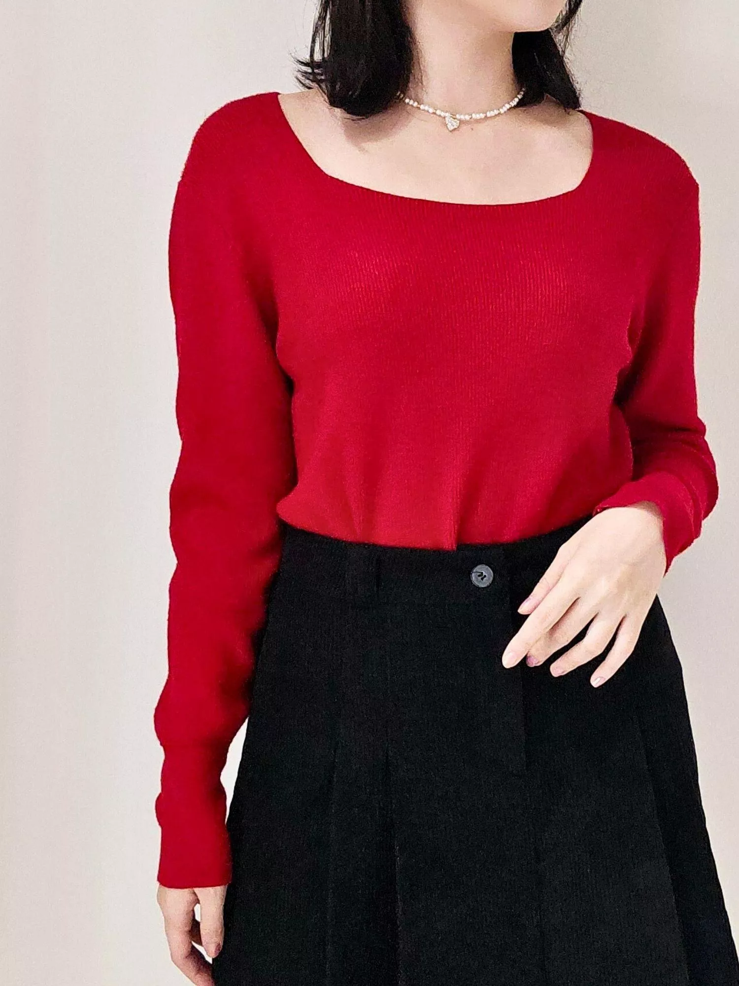 《復古方領》純色打底針織上衣 法式優雅，穿出天鵝頸的精緻感！  以經典的大方領設計為核心，視覺上能完美延伸頸部比例，既顯瘦又帶點低調的性感。  細膩的坑條組織具有極佳的彈性，溫柔貼合身形，是冬季層次穿搭最完美的打底首選。    📋 商品亮點 修飾方領設計：獨特的領口弧度，完美修飾臉型，打造優雅的天鵝頸視覺感。 親膚細膩針織：柔軟不扎膚的面料，高彈力纖維不挑身材，穿一整天也舒適無壓力。  百搭二色選： 質感黑：沉穩顯瘦，自帶神秘冷冽的高級感，任何外套都能輕鬆駕馭。 開運紅：色調飽滿顯白，不僅適合節慶活動，更能為寒冬穿搭注入一股暖流。 簡約俐落版型：不管是單穿、內搭在西裝外套或毛呢大衣裡，都能展現乾淨利落的質感。  👜 適合場合 冬日約會：方領展露鎖骨，搭配一條項鍊就能營造精緻感，讓另一半目光離不開妳。 辦公通勤：外搭一件西裝外套或大衣，展現專業又不失女性柔美的魅力。 新春聚會：特別推薦紅色款，不僅亮眼上鏡，更是公認的「好氣色」首選。