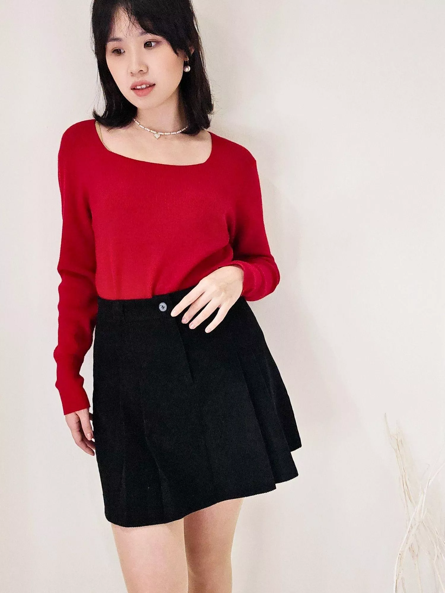 《復古方領》純色打底針織上衣 法式優雅，穿出天鵝頸的精緻感！  以經典的大方領設計為核心，視覺上能完美延伸頸部比例，既顯瘦又帶點低調的性感。  細膩的坑條組織具有極佳的彈性，溫柔貼合身形，是冬季層次穿搭最完美的打底首選。    📋 商品亮點 修飾方領設計：獨特的領口弧度，完美修飾臉型，打造優雅的天鵝頸視覺感。 親膚細膩針織：柔軟不扎膚的面料，高彈力纖維不挑身材，穿一整天也舒適無壓力。  百搭二色選： 質感黑：沉穩顯瘦，自帶神秘冷冽的高級感，任何外套都能輕鬆駕馭。 開運紅：色調飽滿顯白，不僅適合節慶活動，更能為寒冬穿搭注入一股暖流。 簡約俐落版型：不管是單穿、內搭在西裝外套或毛呢大衣裡，都能展現乾淨利落的質感。  👜 適合場合 冬日約會：方領展露鎖骨，搭配一條項鍊就能營造精緻感，讓另一半目光離不開妳。 辦公通勤：外搭一件西裝外套或大衣，展現專業又不失女性柔美的魅力。 新春聚會：特別推薦紅色款，不僅亮眼上鏡，更是公認的「好氣色」首選。