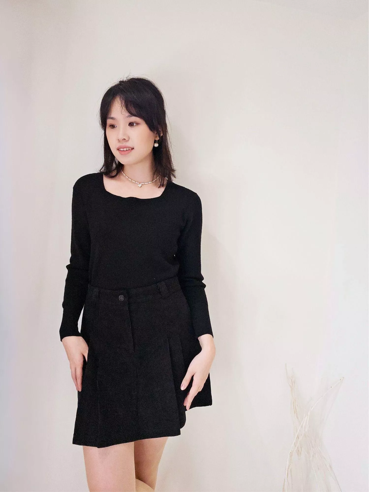 《復古方領》純色打底針織上衣 法式優雅，穿出天鵝頸的精緻感！  以經典的大方領設計為核心，視覺上能完美延伸頸部比例，既顯瘦又帶點低調的性感。  細膩的坑條組織具有極佳的彈性，溫柔貼合身形，是冬季層次穿搭最完美的打底首選。    📋 商品亮點 修飾方領設計：獨特的領口弧度，完美修飾臉型，打造優雅的天鵝頸視覺感。 親膚細膩針織：柔軟不扎膚的面料，高彈力纖維不挑身材，穿一整天也舒適無壓力。  百搭二色選： 質感黑：沉穩顯瘦，自帶神秘冷冽的高級感，任何外套都能輕鬆駕馭。 開運紅：色調飽滿顯白，不僅適合節慶活動，更能為寒冬穿搭注入一股暖流。 簡約俐落版型：不管是單穿、內搭在西裝外套或毛呢大衣裡，都能展現乾淨利落的質感。  👜 適合場合 冬日約會：方領展露鎖骨，搭配一條項鍊就能營造精緻感，讓另一半目光離不開妳。 辦公通勤：外搭一件西裝外套或大衣，展現專業又不失女性柔美的魅力。 新春聚會：特別推薦紅色款，不僅亮眼上鏡，更是公認的「好氣色」首選。