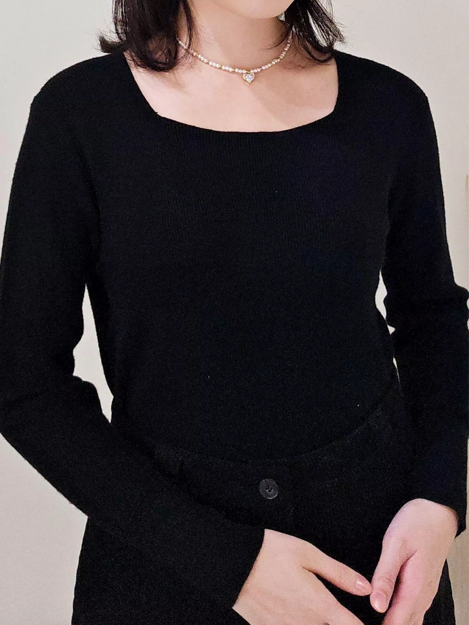 《復古方領》純色打底針織上衣 法式優雅，穿出天鵝頸的精緻感！  以經典的大方領設計為核心，視覺上能完美延伸頸部比例，既顯瘦又帶點低調的性感。  細膩的坑條組織具有極佳的彈性，溫柔貼合身形，是冬季層次穿搭最完美的打底首選。    📋 商品亮點 修飾方領設計：獨特的領口弧度，完美修飾臉型，打造優雅的天鵝頸視覺感。 親膚細膩針織：柔軟不扎膚的面料，高彈力纖維不挑身材，穿一整天也舒適無壓力。  百搭二色選： 質感黑：沉穩顯瘦，自帶神秘冷冽的高級感，任何外套都能輕鬆駕馭。 開運紅：色調飽滿顯白，不僅適合節慶活動，更能為寒冬穿搭注入一股暖流。 簡約俐落版型：不管是單穿、內搭在西裝外套或毛呢大衣裡，都能展現乾淨利落的質感。  👜 適合場合 冬日約會：方領展露鎖骨，搭配一條項鍊就能營造精緻感，讓另一半目光離不開妳。 辦公通勤：外搭一件西裝外套或大衣，展現專業又不失女性柔美的魅力。 新春聚會：特別推薦紅色款，不僅亮眼上鏡，更是公認的「好氣色」首選。